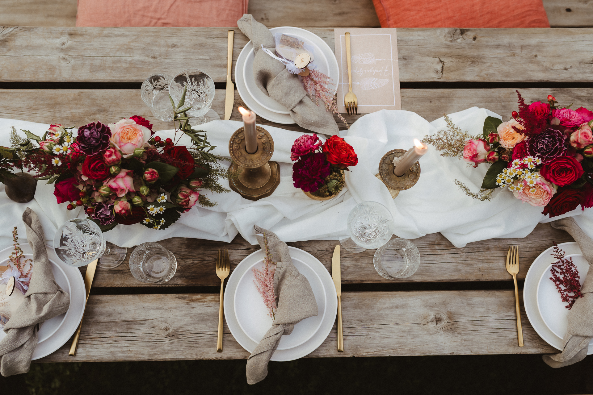 Detailfoto von der Tischdeko einer freien Trauung - Blick von oben auf den Tisch, die Teller und Kerzen - Hochzeitsfotograf Aachen