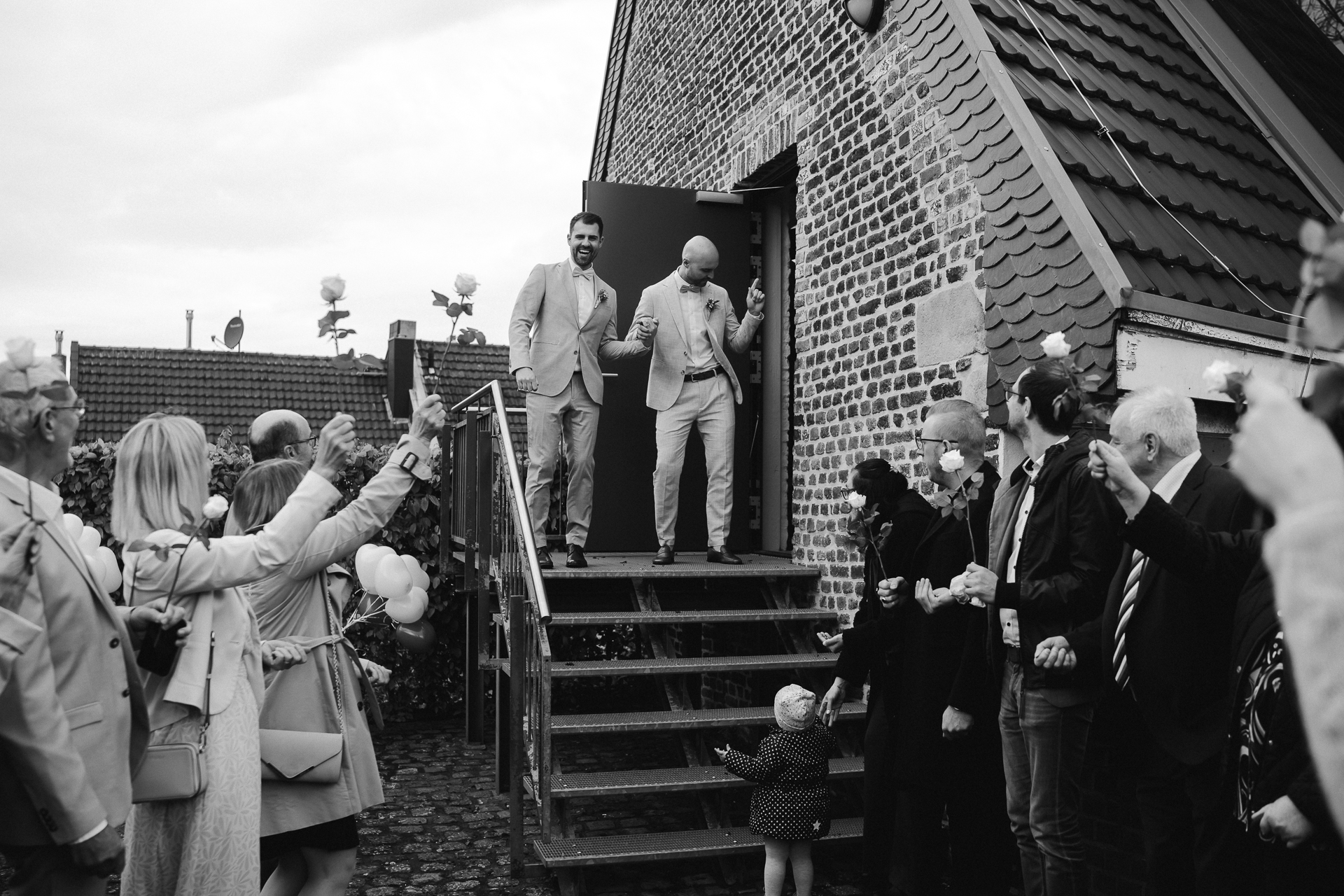 Bautpaar läuft aus dem Standesamt aus und tanzt vor Freude - erster Moment nach der Trauung