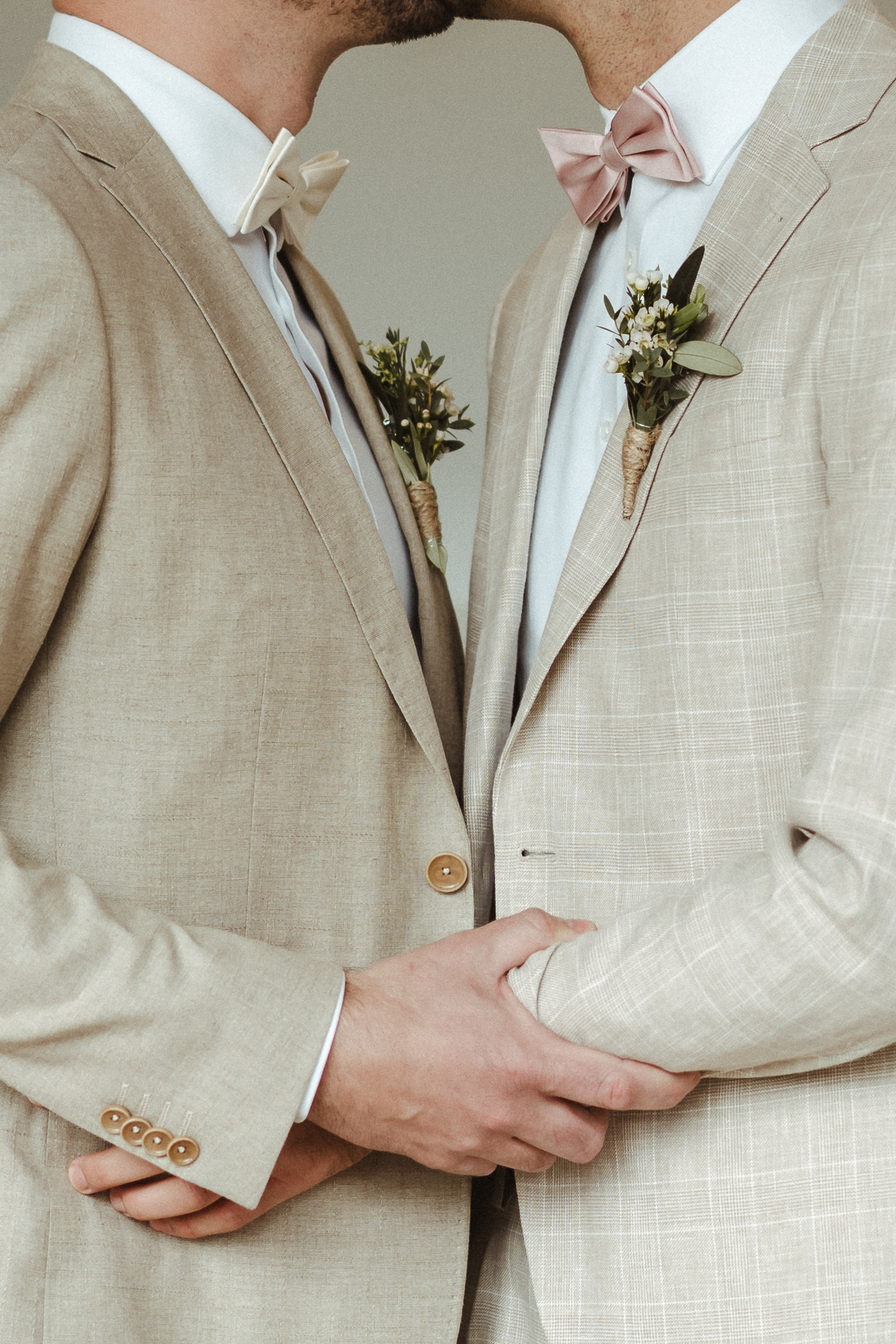 Detailfoto von einem gleichgeschlechtlichen Brautpaar - schöne Anzugdetails