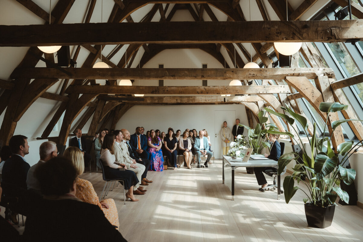 Bild einer Hochzeitsgesellschaft im Trauzimmer des Standesamt Heinsberg - Hochzeitsfotograf Haus Lennartz