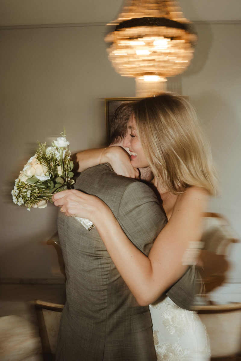 Modernes Blitzfoto von einem jungen Brautpaar in einem edlen Standesamt mit Kronleuchter - emotionale Trauung Standesamt Erkelenz