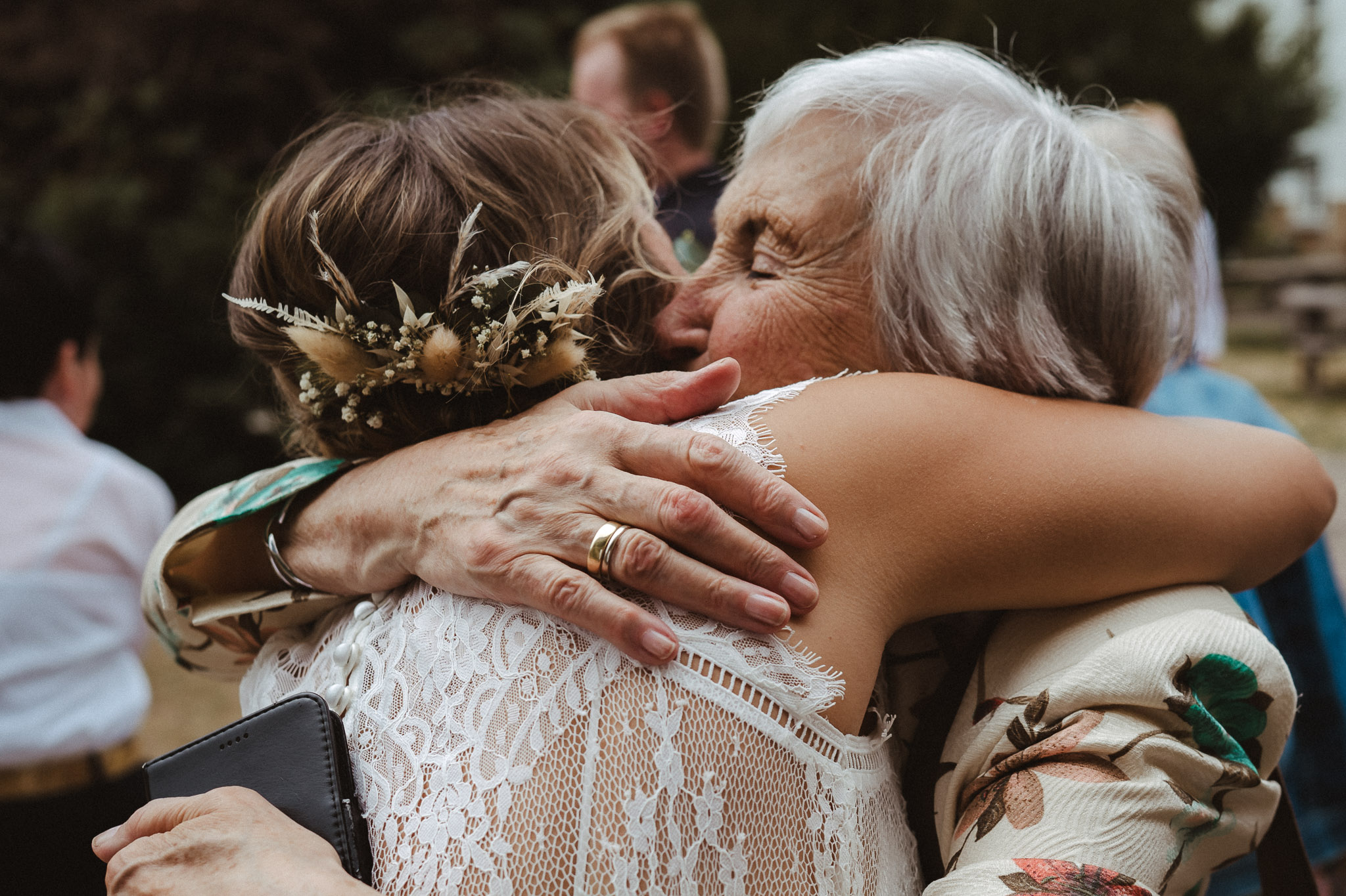 Oma umarmt die Braut herzlich - Freie Trauung Hochzeitsfotograf Erkelenz