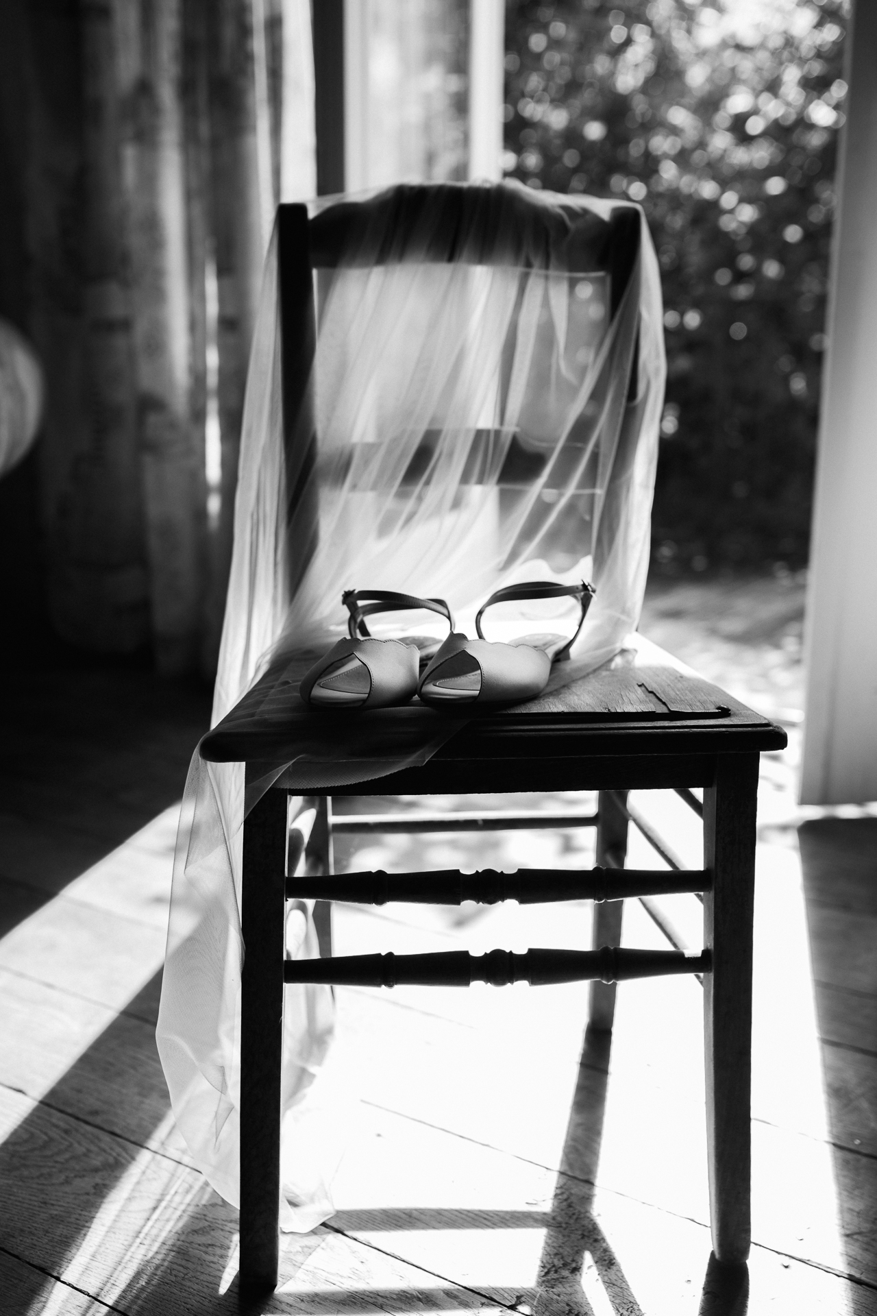 Foto von einem Suhl mit den Schuhen und dem Schleier der Braut - Hochzeitsfotos Erkelenz