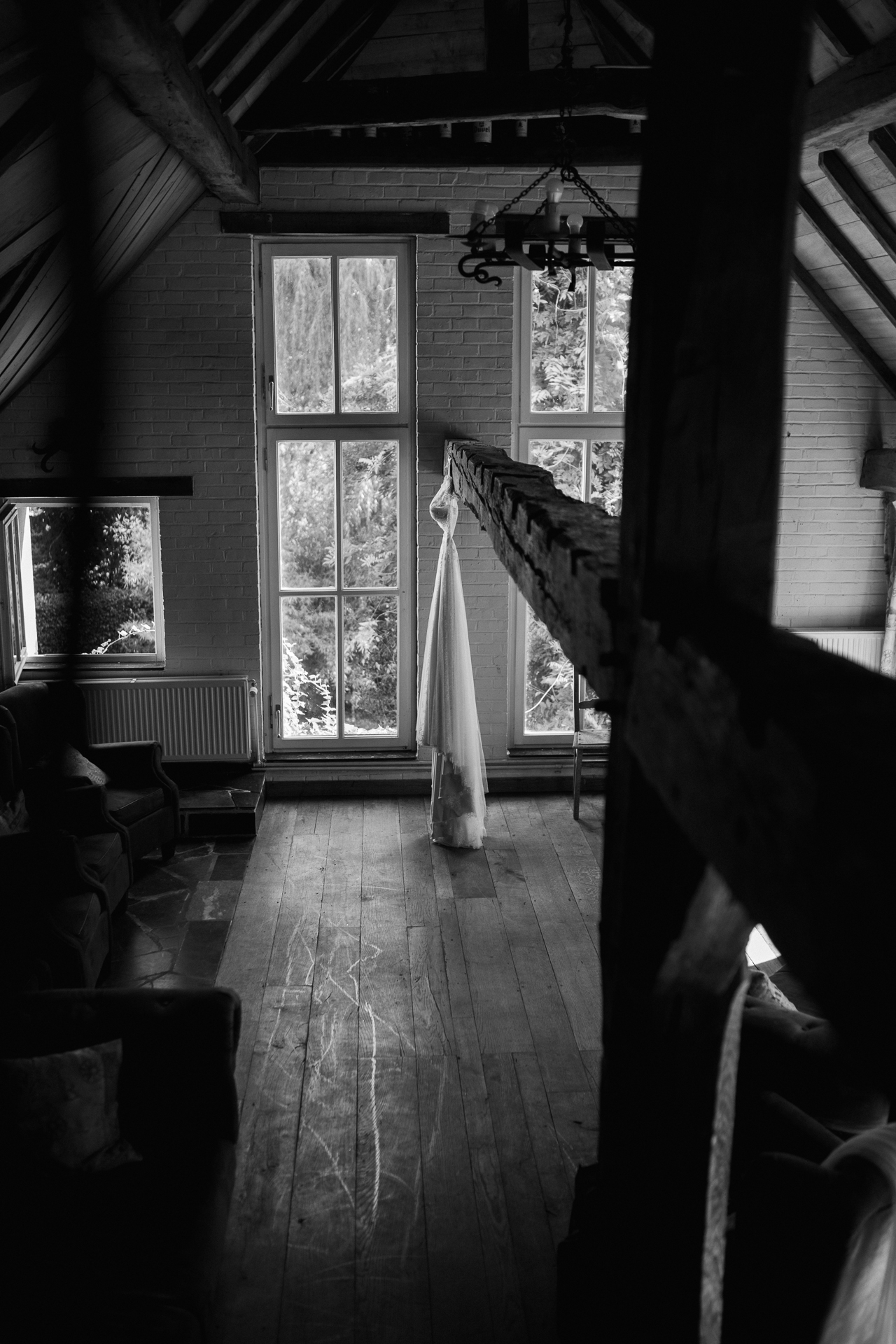 Foto von einem Brautkleid in einer historischen Location - Hochzeitsfotograf Erkelenz