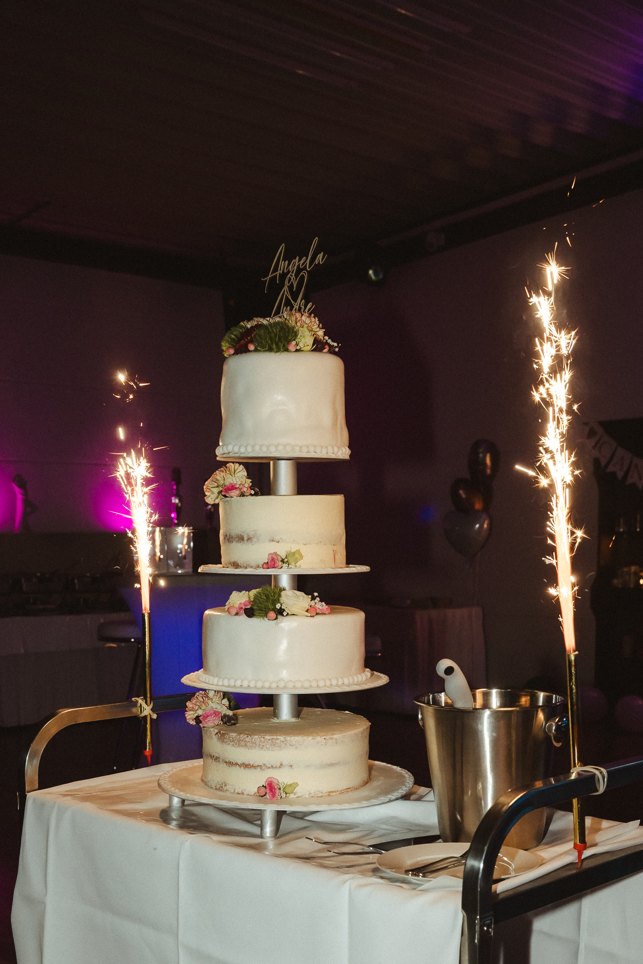 Vier Stöckige Hochzeitstorte mit Tischfeuerwerk - Mitternachtstorte in Erkelenz