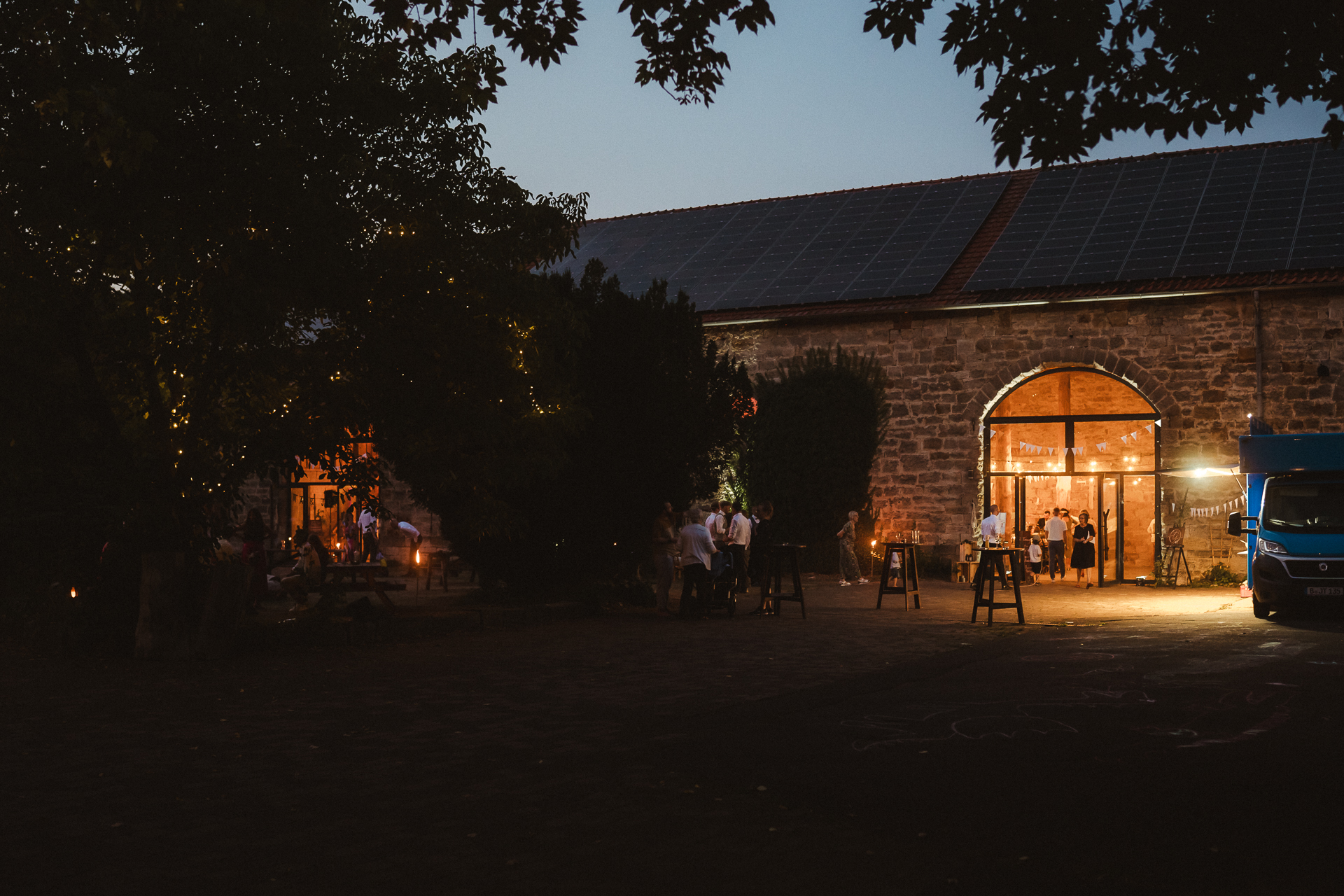 Foto von der Abendbeleuchtung des Innenhofes einer Hochzeitslocation - Hochzeitsfotograf Düsseldorf