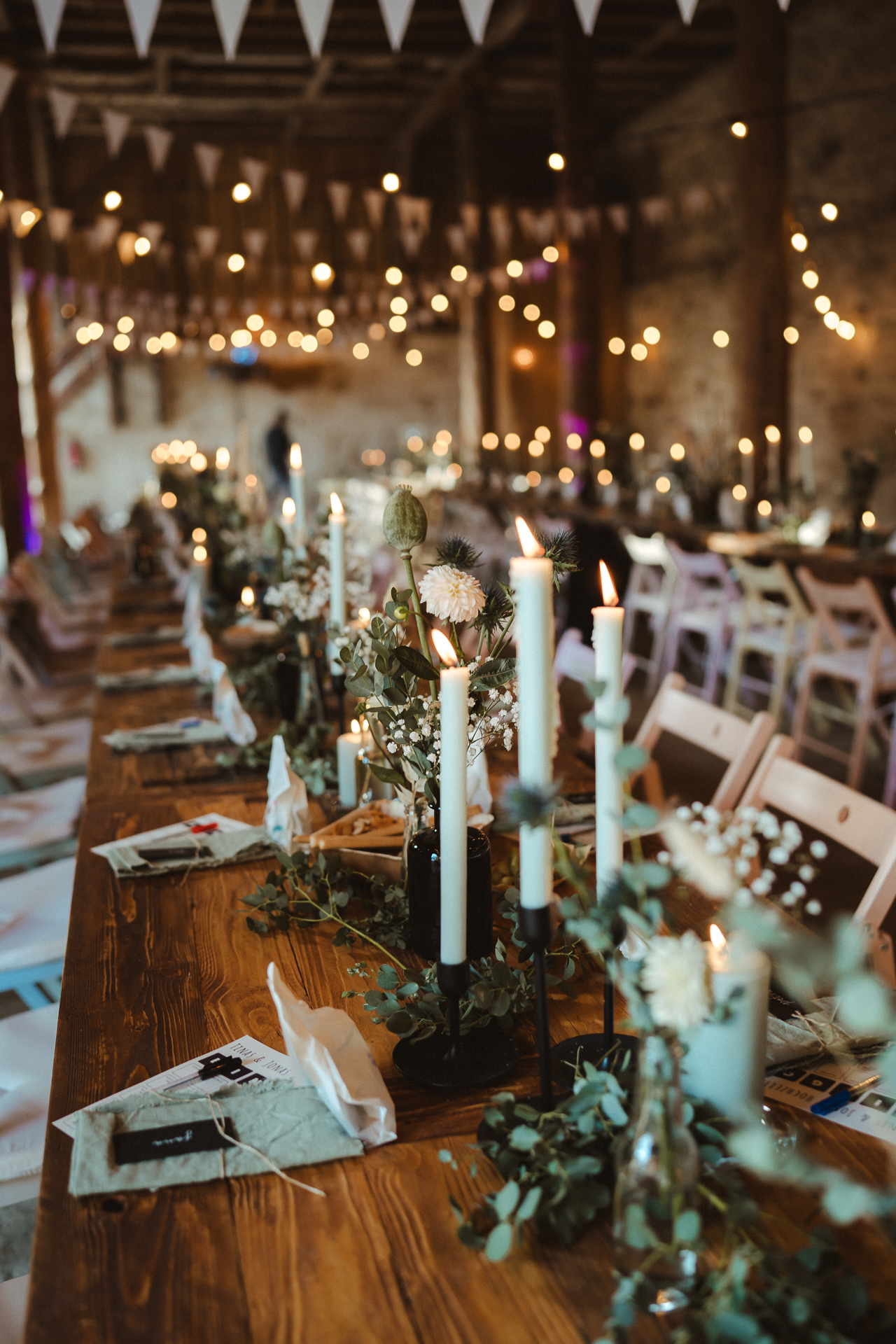 Detailaufnahme von der Tischdeko einer Hochzeit in einer alten Mühle - authentische Hochzeitsfotos Aachen