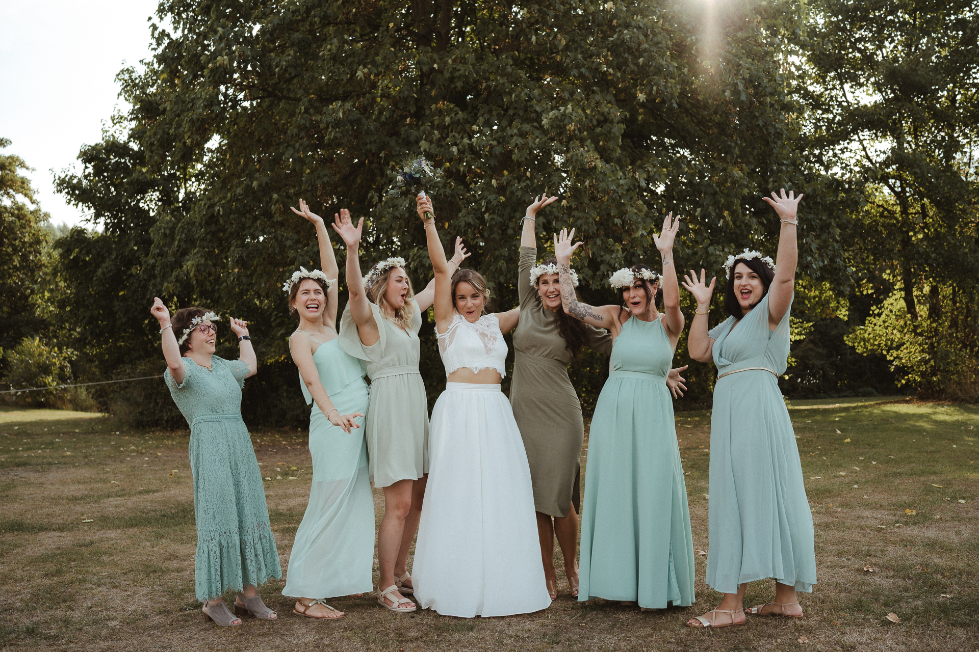 Gruppenfoto von der Braut mit ihren Brautjungfern - ausgelassene Hochzeitsfotografie Aachen