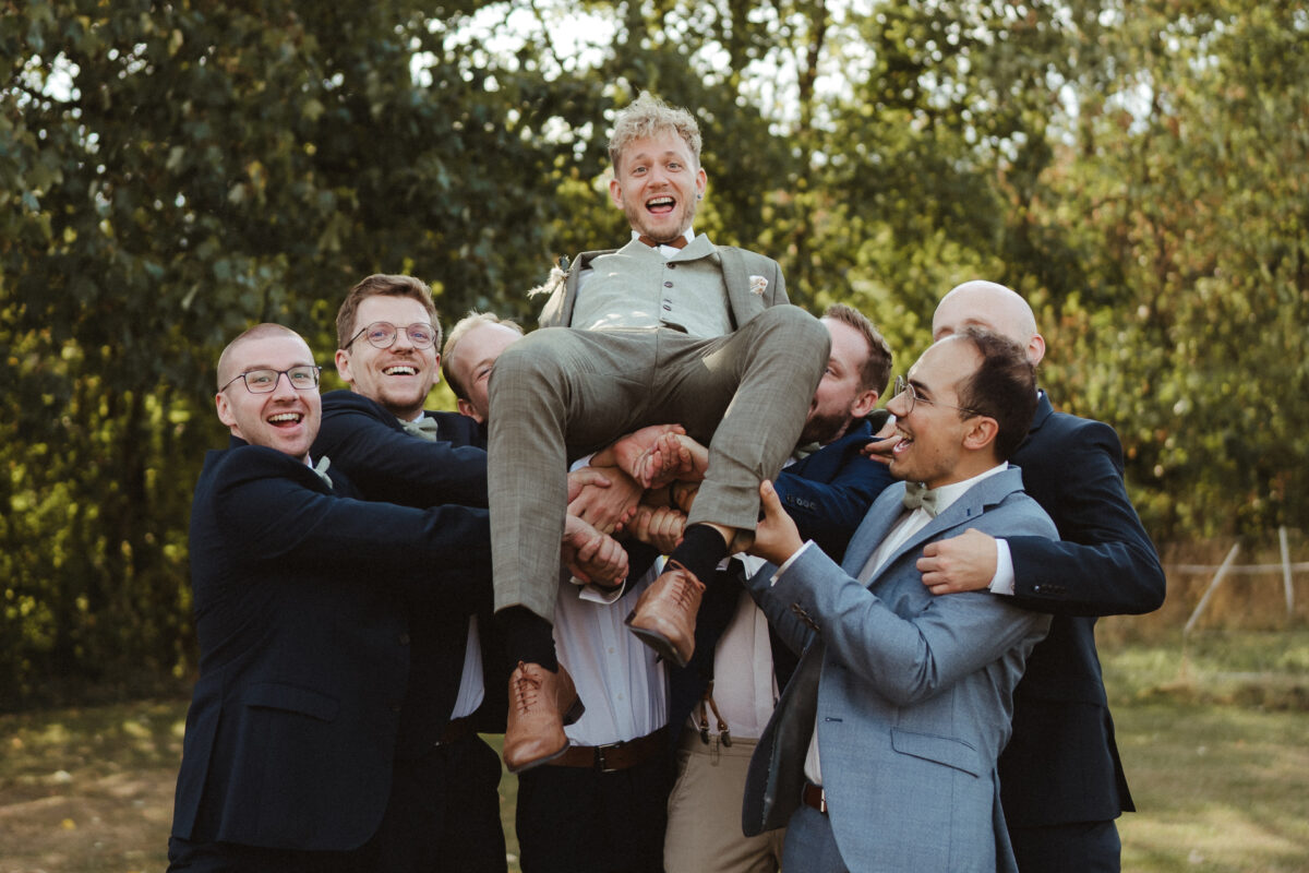 Gruppenbild vom Bräutigam mit seinen Freunden - authentische Hochzeitsfotos Erkelenz