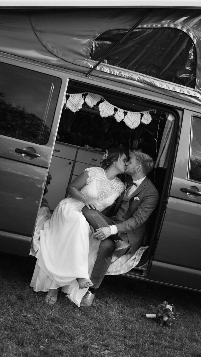 Brautpaar küsst sich in ihrem Wohnmobil - T6 - Paarshooting Hochzeit Erkelenz