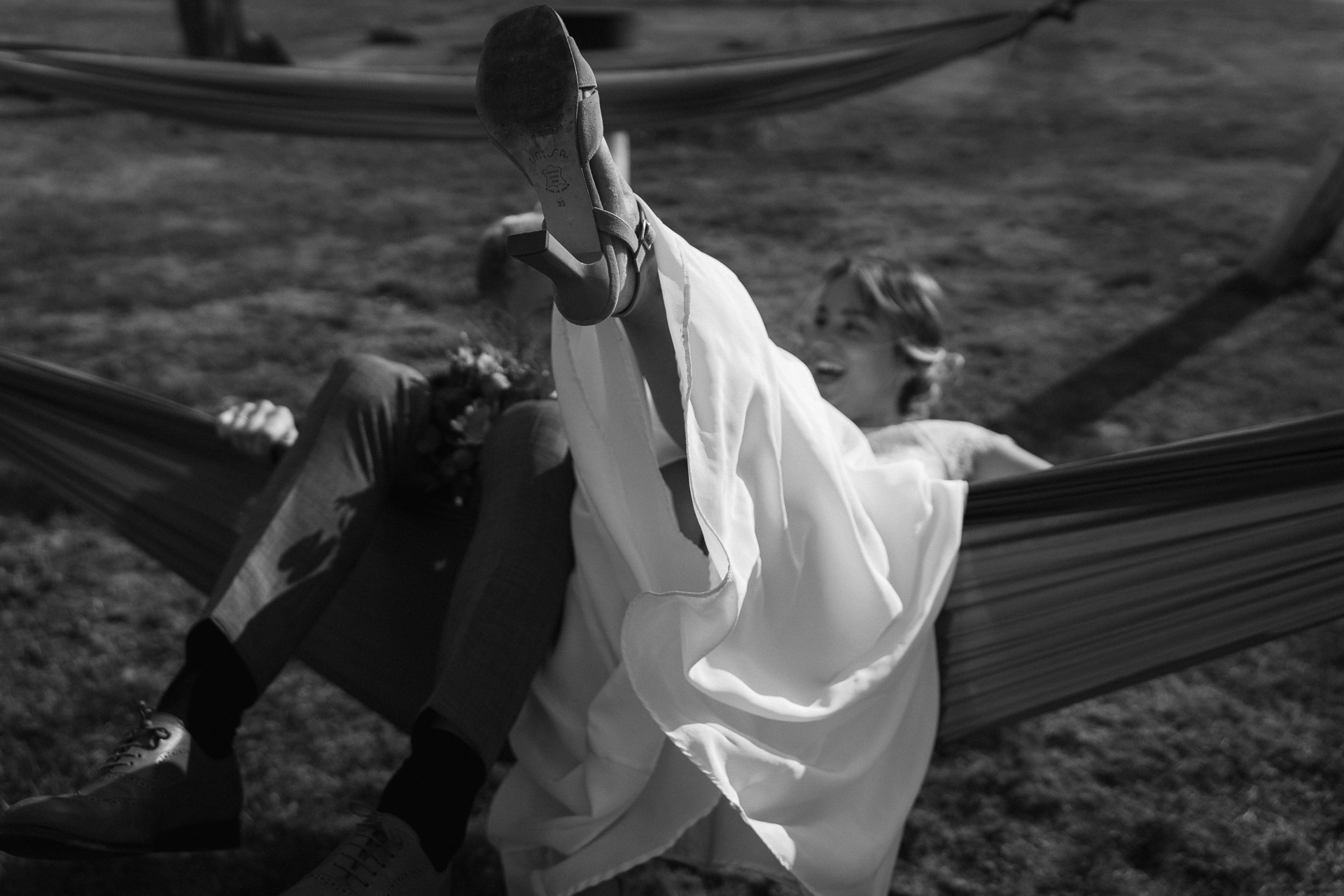 Brautpaar sitzt in einer Hängematte - Hochzeitsfotograf Erkelenz