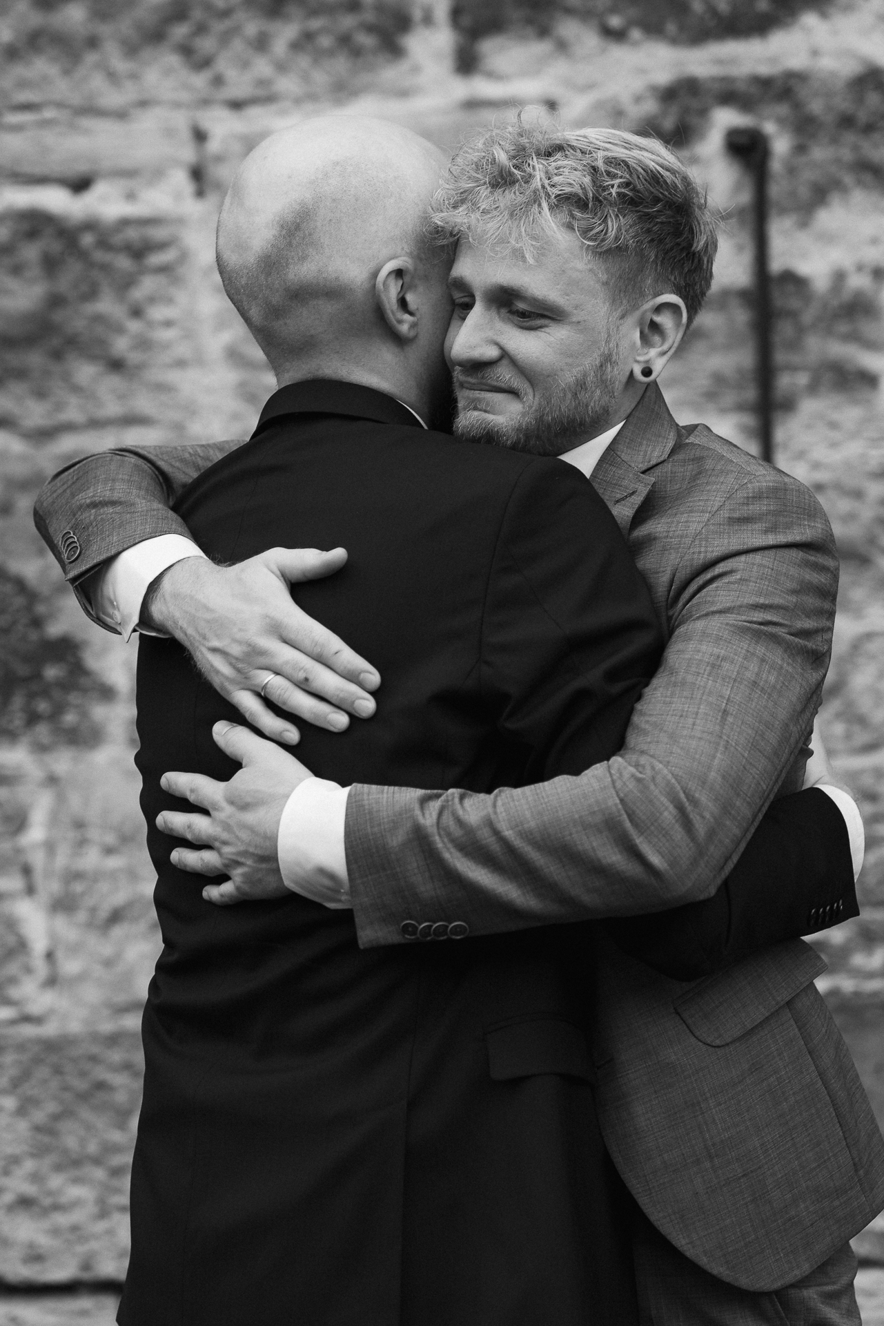 Bräutigam wird herzlich umarmt von einem Freund - Hochzeitsreportage Erkelenz