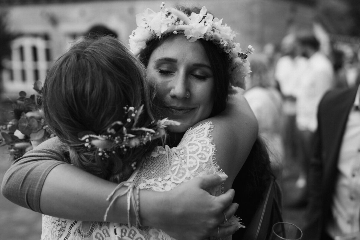 Braut wird herzlich von einer Freundin nach der Trauung umarmt - Fotograf Hochzeit Erkelenz