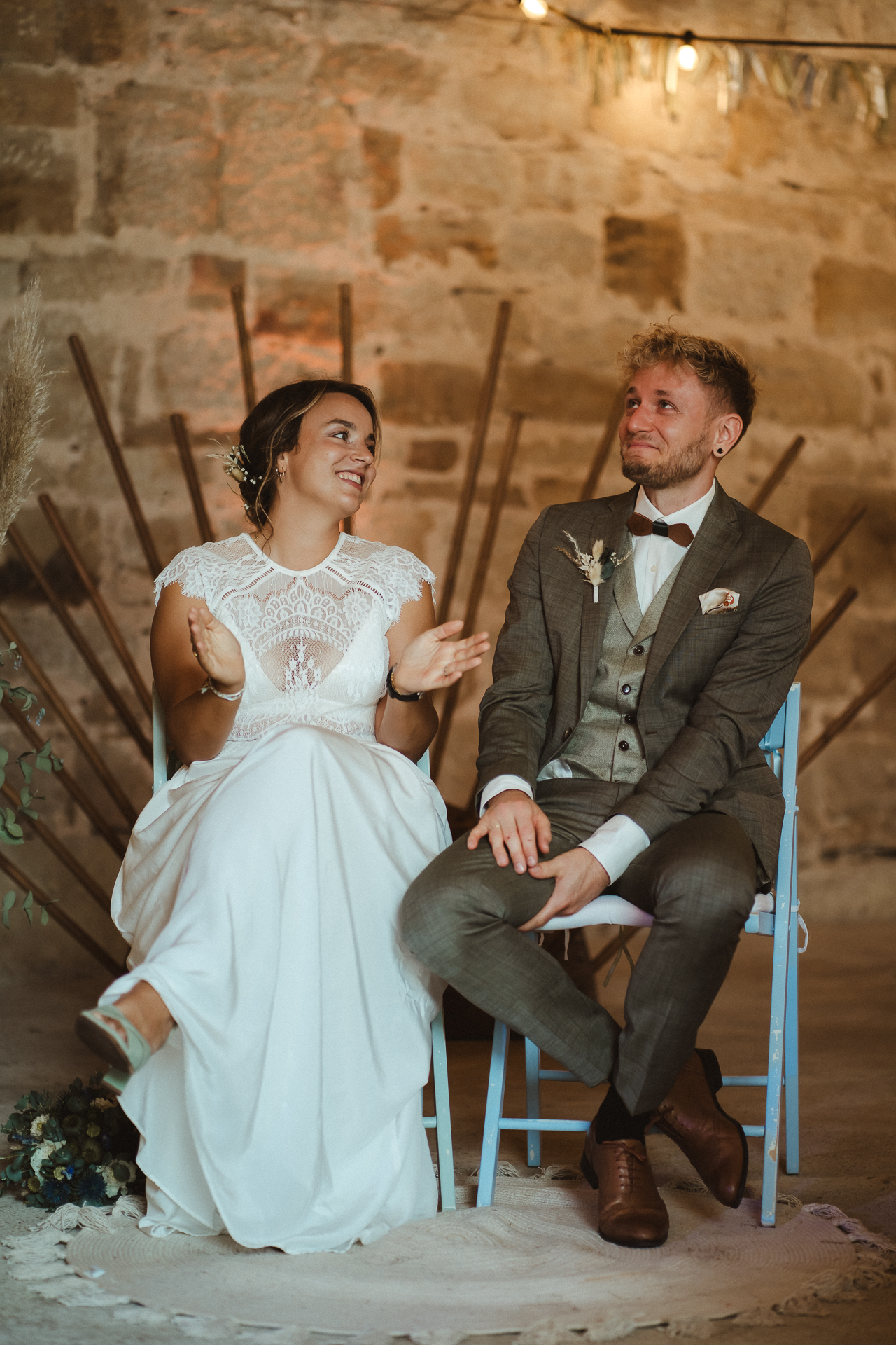 Foto von einem Brautpaar auf einer freien Trauung in einer alten Scheune - natürliche Hochzeitsreportage Aachen