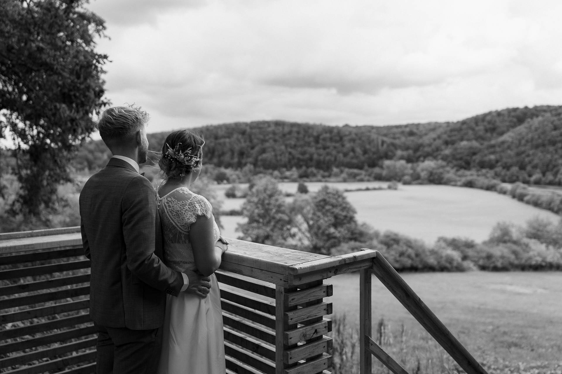 Foto vom Brautpaar, wie es ins Tal auf eine grüne Wiese schaut - Brautpaar Fotos Aachen