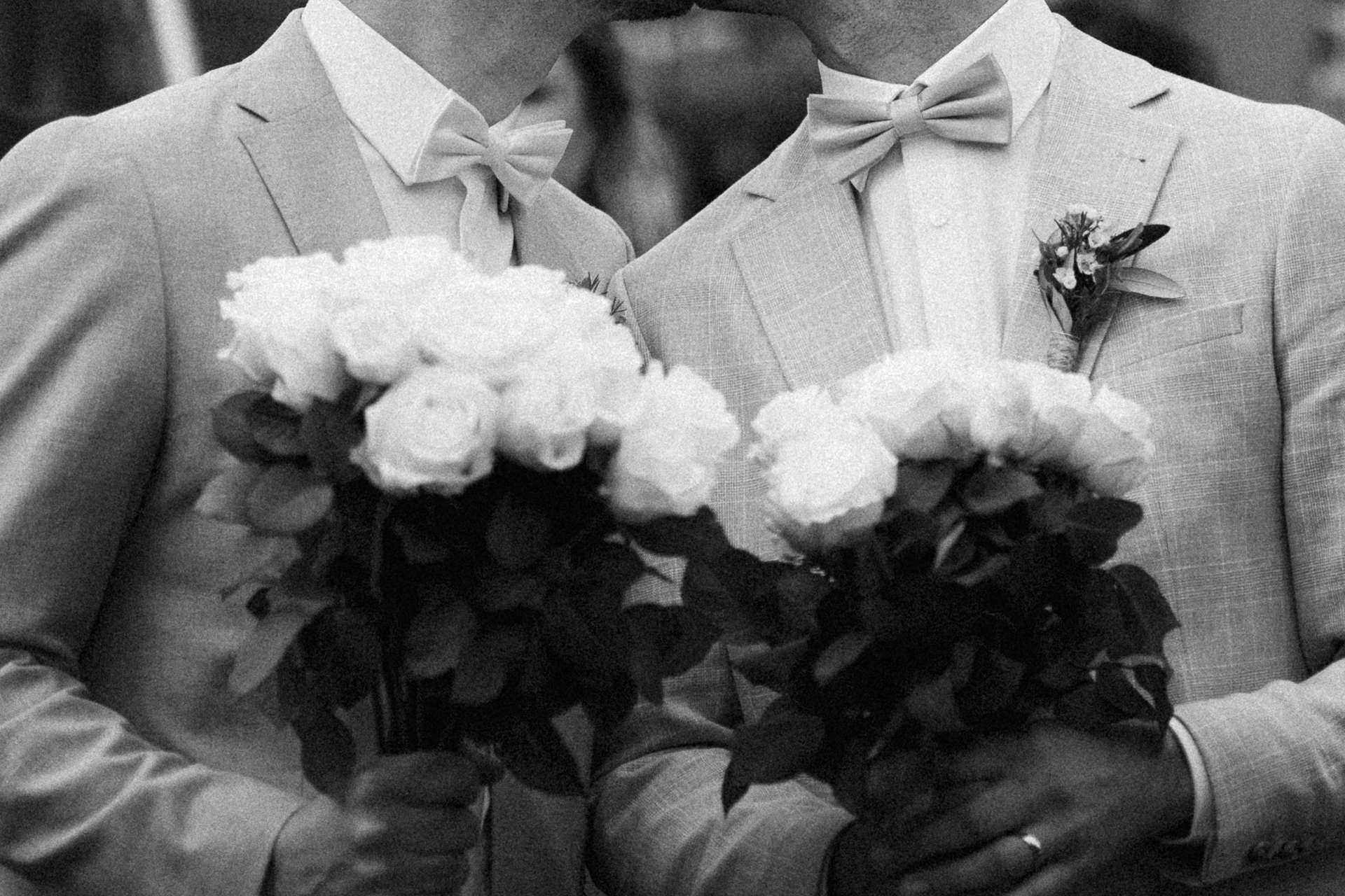 Detailfoto vom Brautpaar mit weißen Rosen - Standesamt Heinsberg