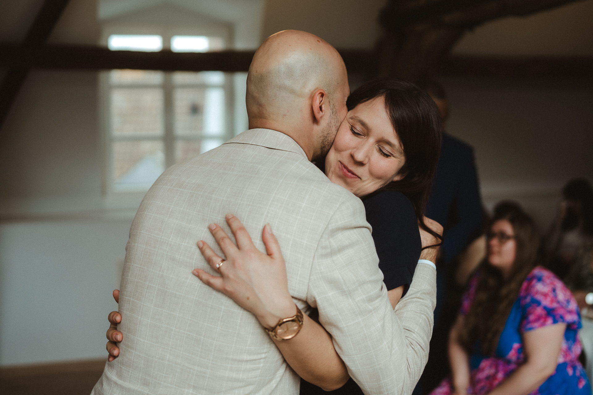 Gratulation nach der Hochzeit - herzliche Umarmung - Hochzeitsfotografie Heinsberg