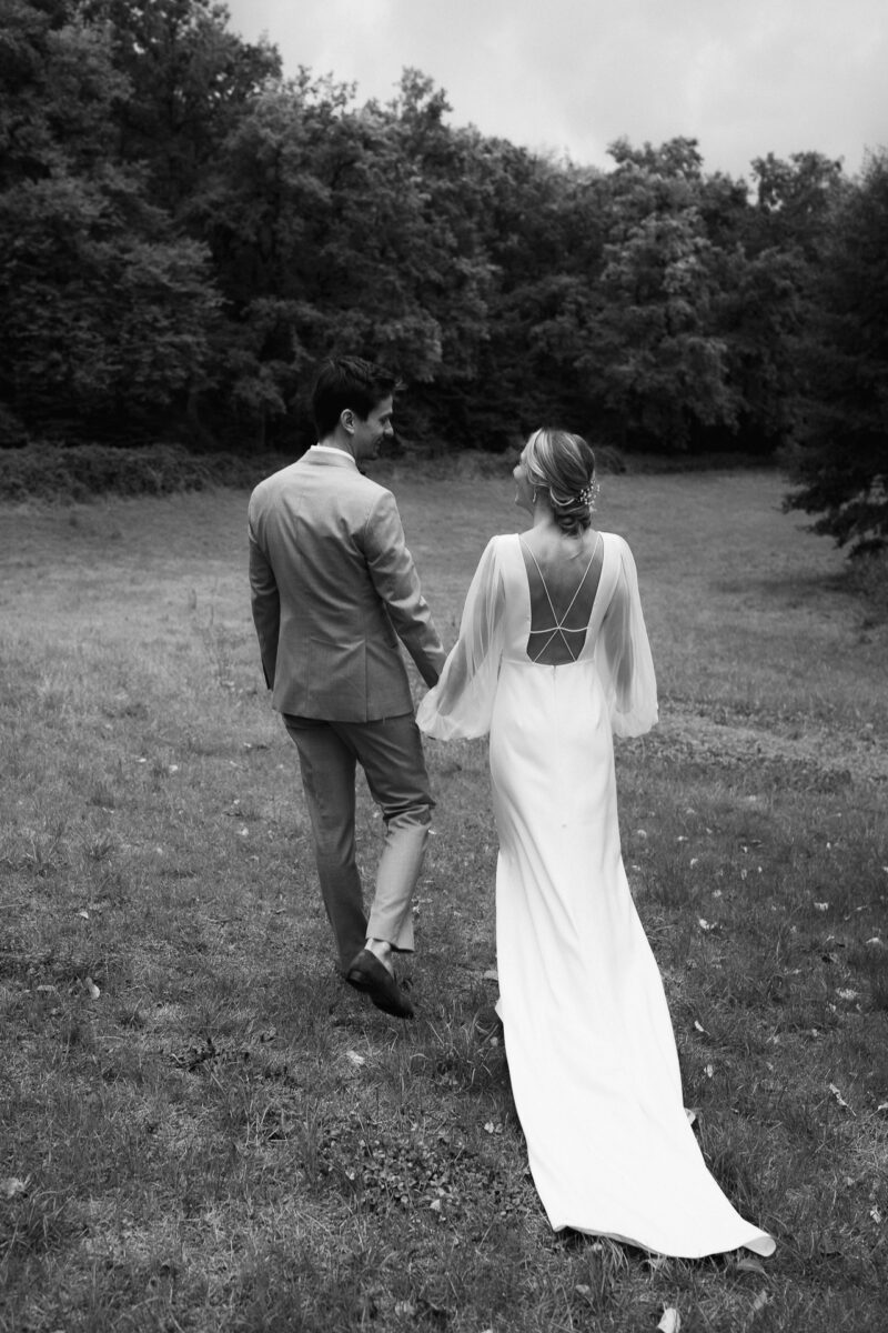 Foto von einem Brautpaar auf einer Wiese - Hochzeitsfotograf Aachen