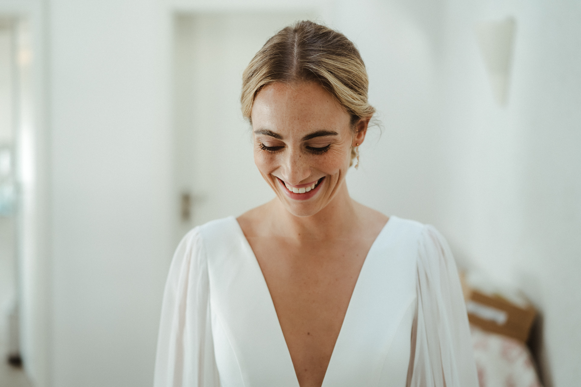 Braut bei den letzten Vorbereitungen im Getting Ready - Hochzeitsreportage Erkelenz