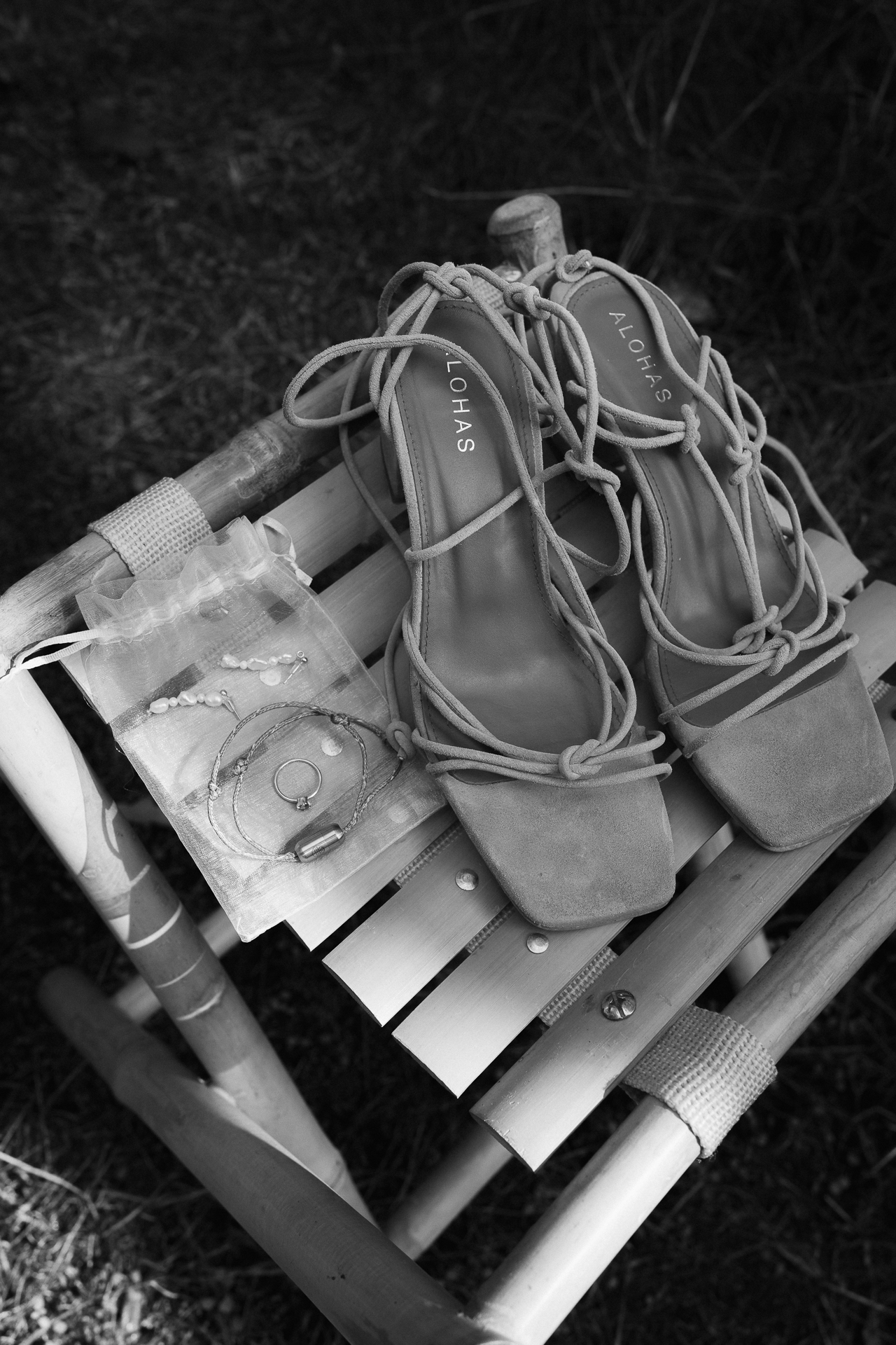 Detailfoto von den Accessoires der Braut Schuhe und Schmuck - kreative Hochzeitsfotos Düsseldorf