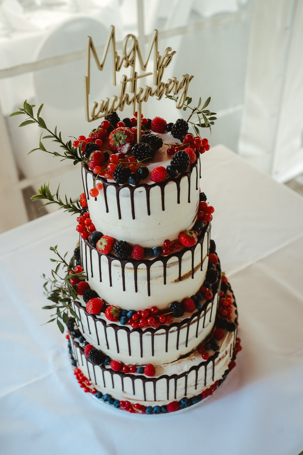 Wunderschöne Hochzeitstorte mit roten Früchten - Hochzeit auf Hotel Sternzeit