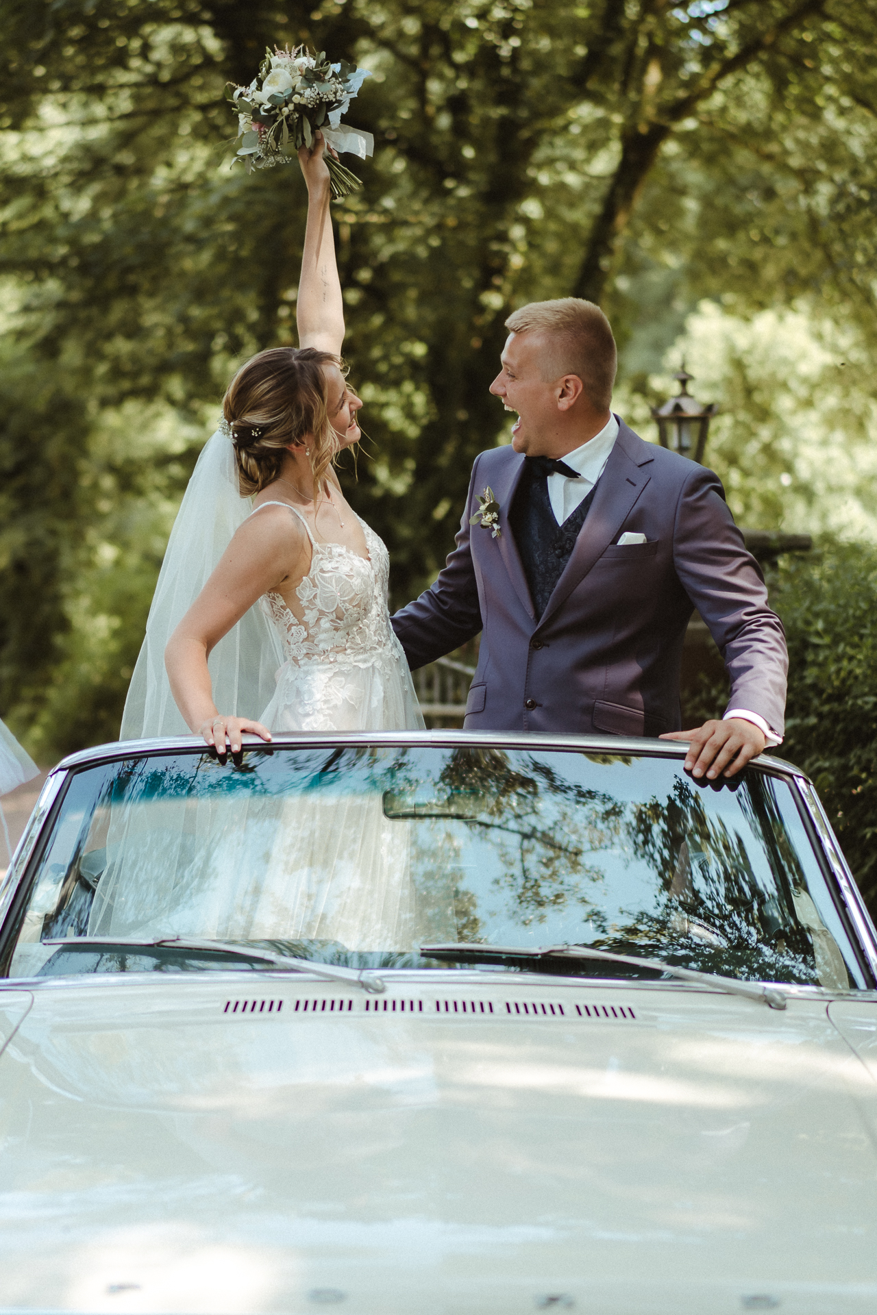 Brautpaar in ihrem Cabrio - Brautpaar Fotos Erkelenz