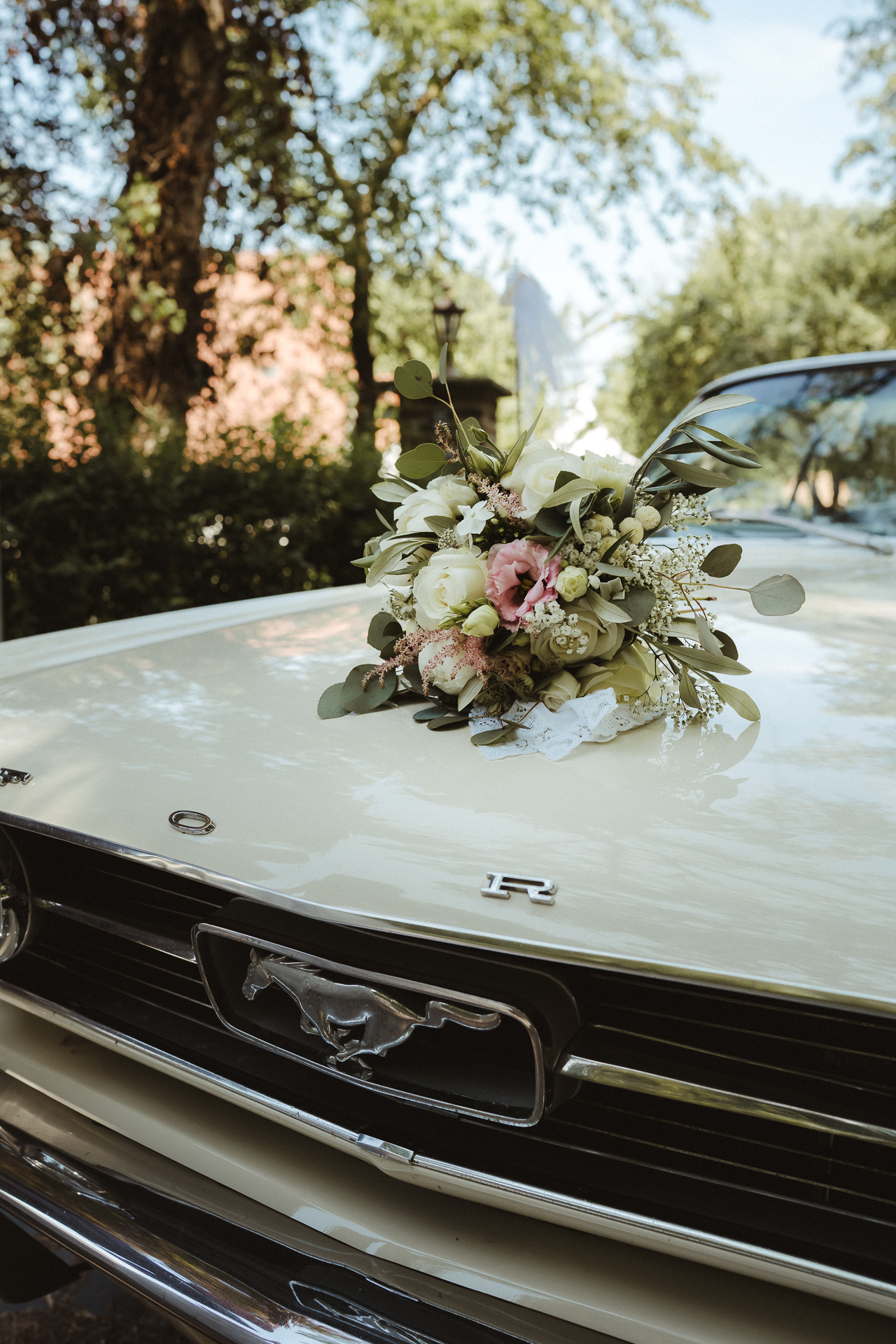 Brautstrauß auf dem Hochzeitsauto Ford Mustang - Brautstrauß Fotos