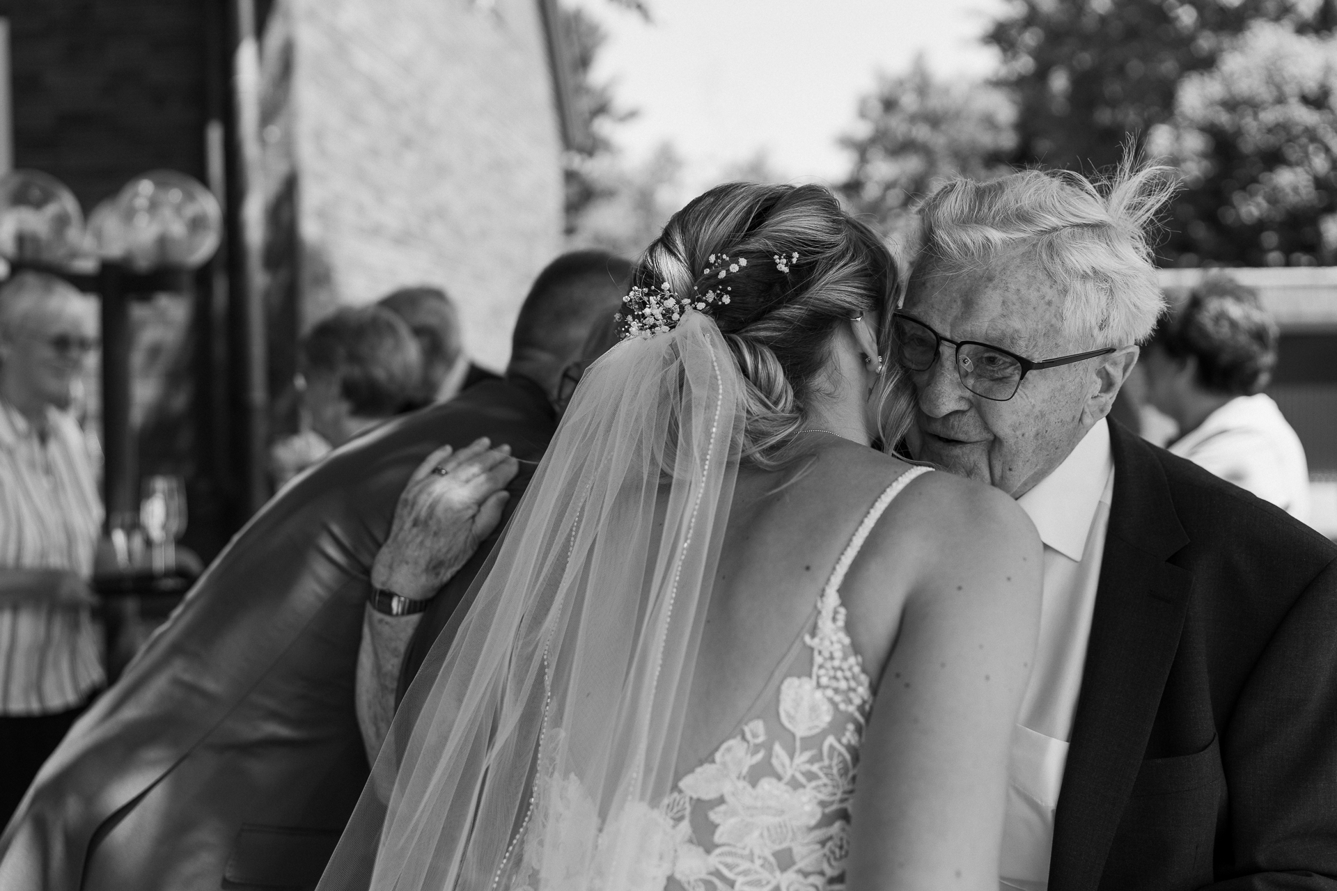 Braut wird herzlich von ihrem Opa umarmt - Hochzeitsfotograf Aachen
