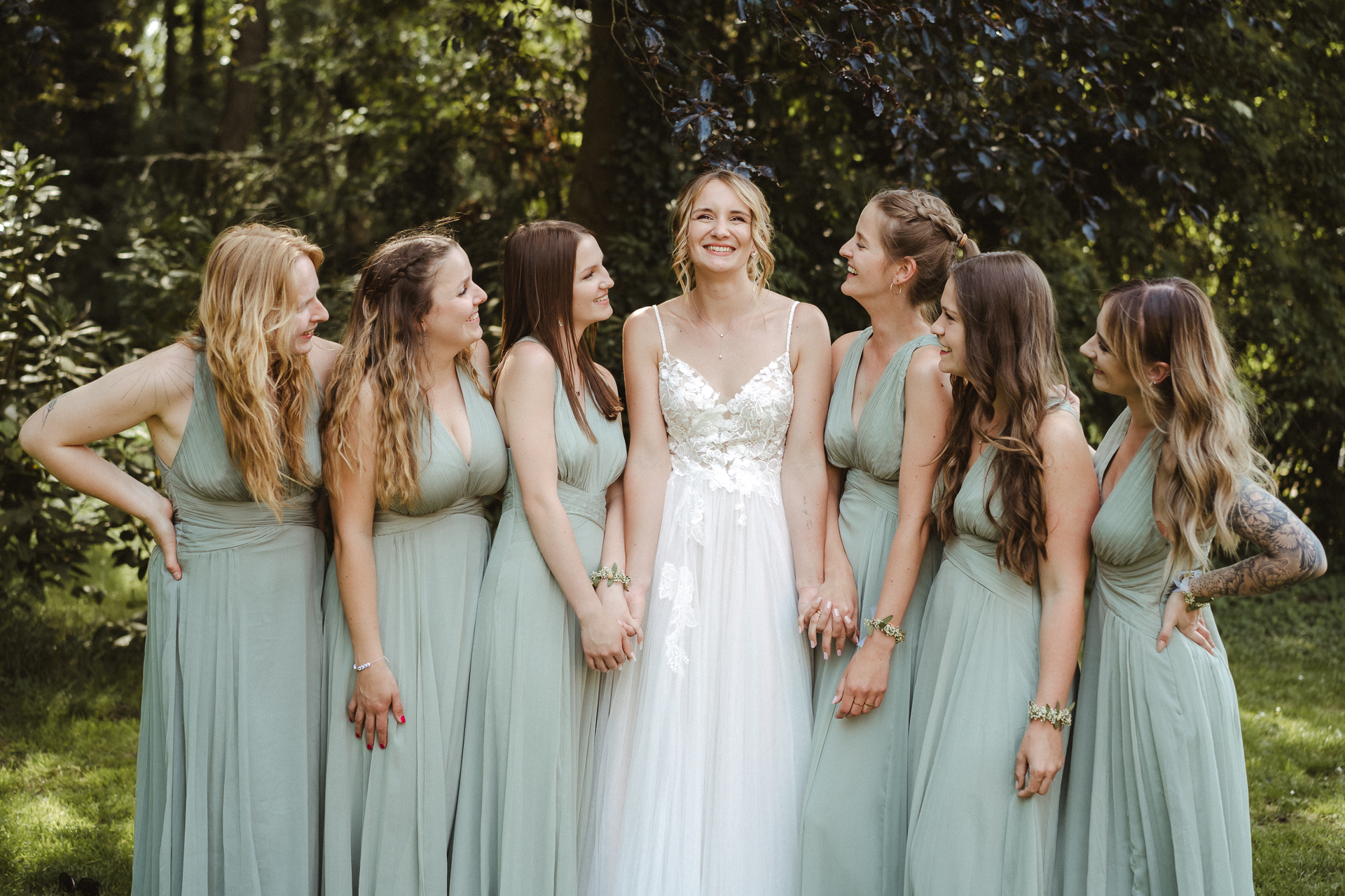 Gruppenfoto von der Braut mit ihren Brautjungfern und Freundinnen - Hochzeitsfotos Erkelenz