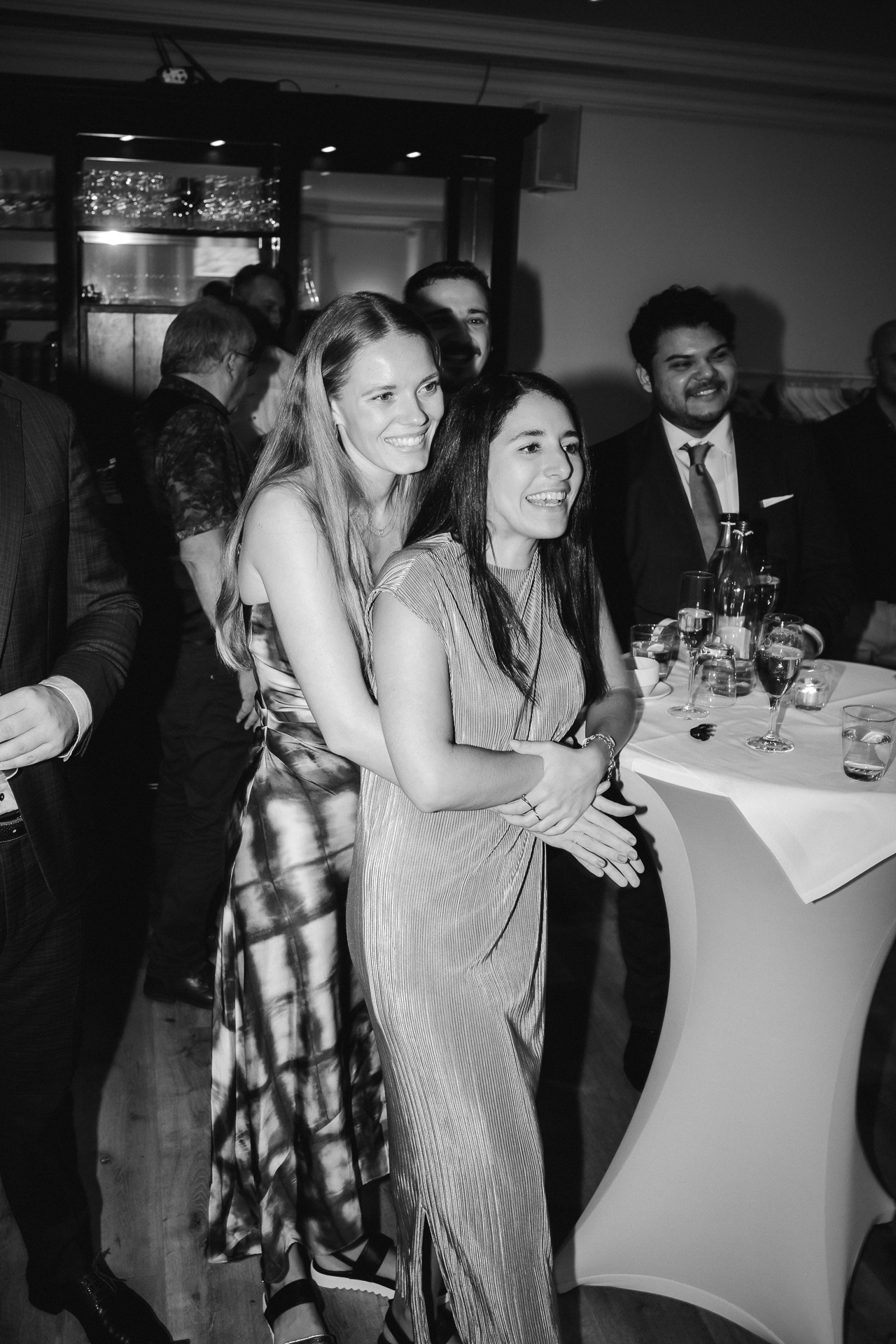 Junges Pärchen und weitere Gäste Lächeln in die Kamera und freuen sich - Hochzeitsfotograf Erkelenz