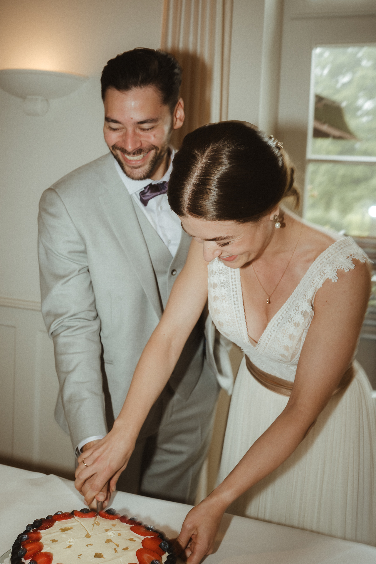 Brautpaar schneidet ihre Hochzeitstorte an und freut sich - Freudenmomente Hochzeit Erkelenz
