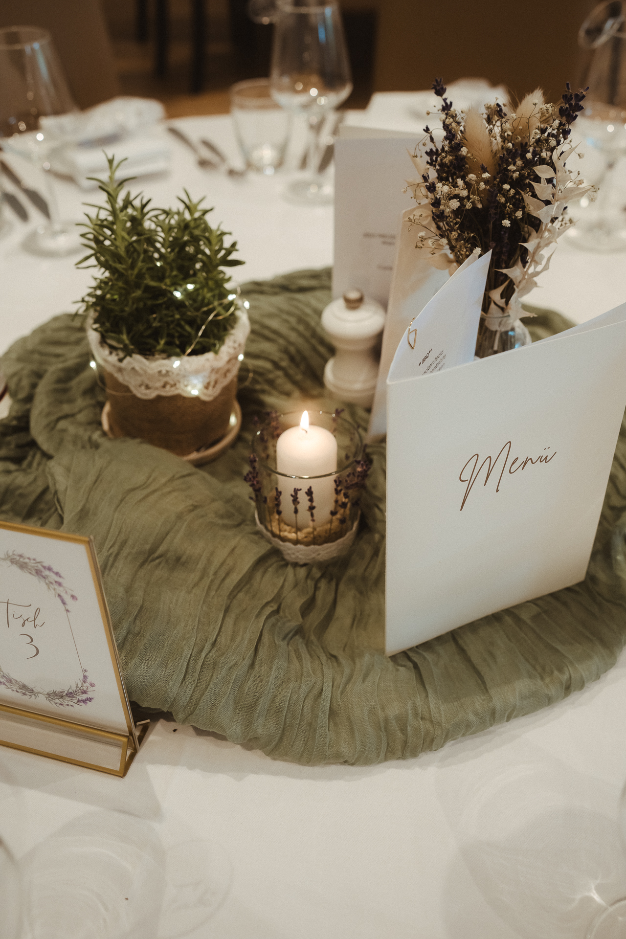 Detailfoto von der Tischdeko auf einer Hochzeit - Emotionale Hochzeitsfeier in Düsseldorf