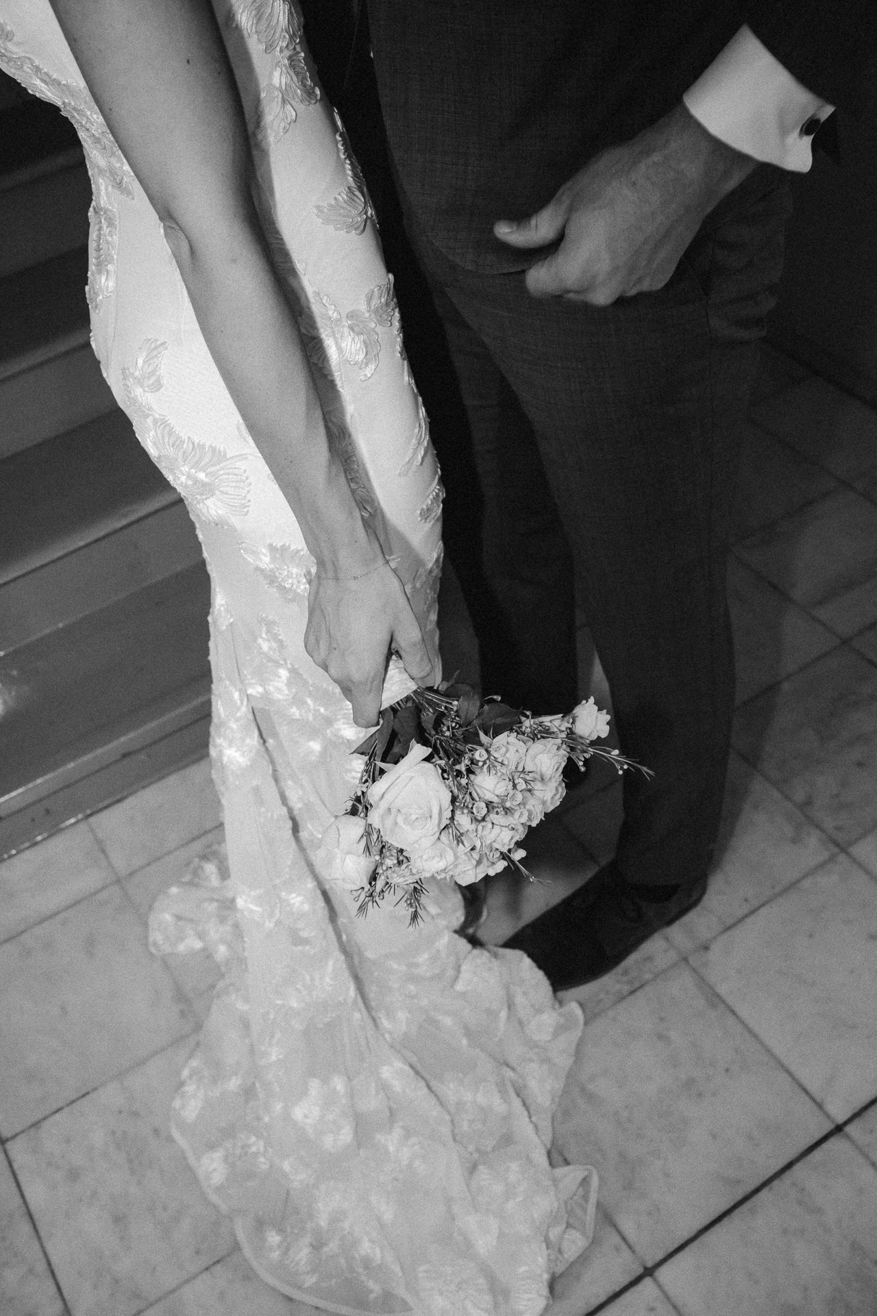 Detailaufnahme vom Hochzeitskleid und Hochzeitsstrauß – kreative Hochzeitsfotos Erkelenz