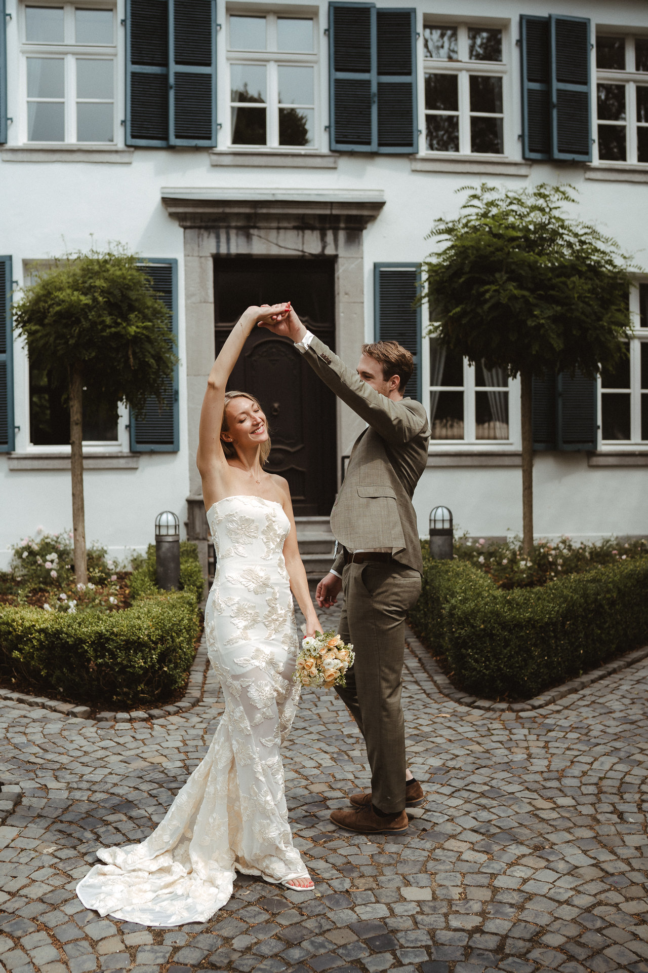 Brautpaar tanzt vor dem Standesamt Erkelenz - Paarshooting im Grünen