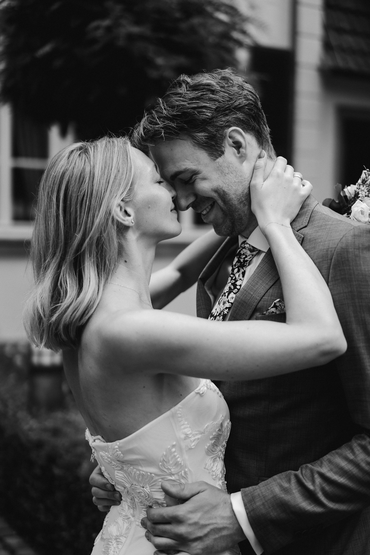 Nahaufnahme vom Brautpaar beide Nasen berühren sich und die Hand der Braut zieht ihren Bräutigam näher zu sich hin - sinnliche Hochzeitsfotografie in Erkelenz