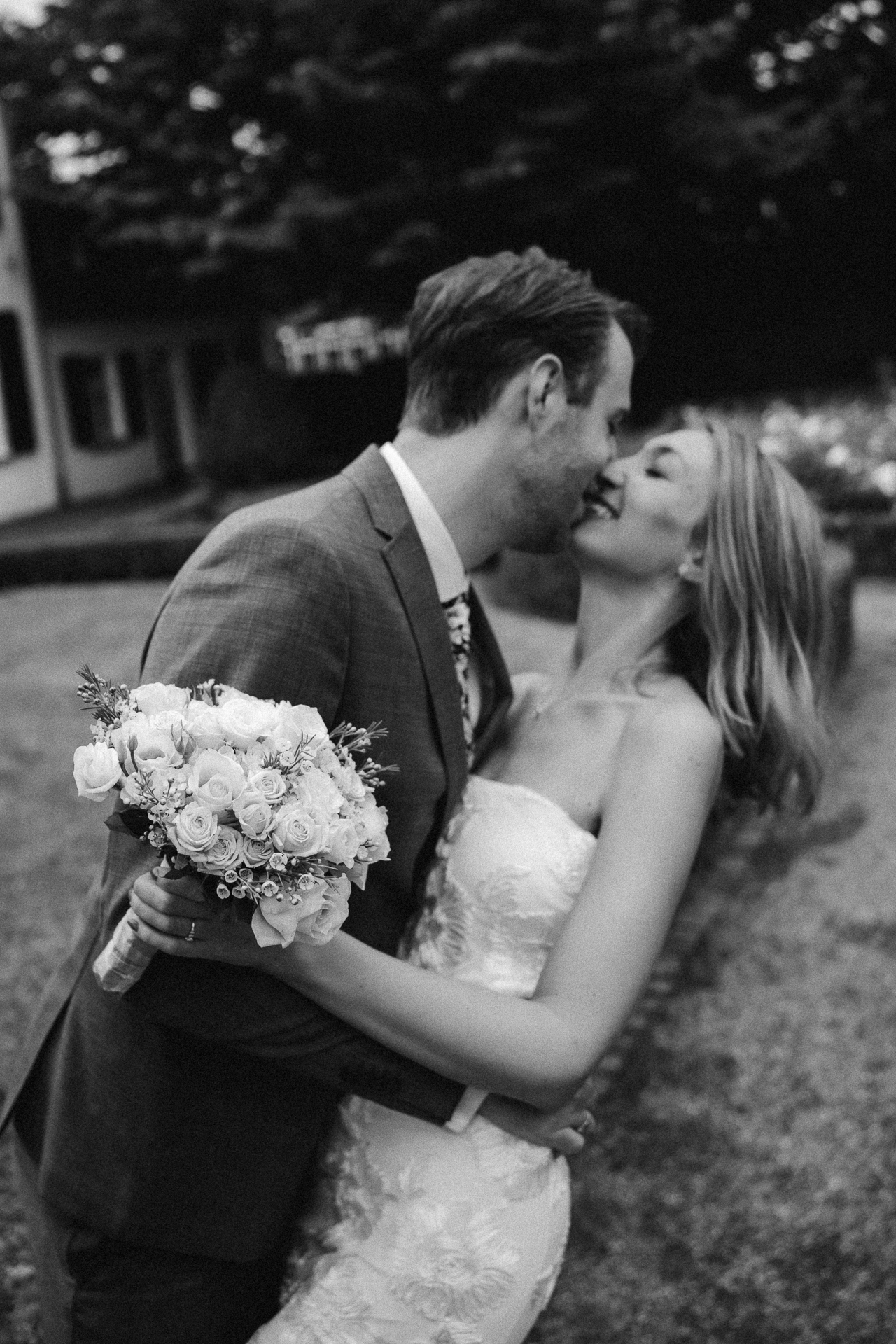 Brautpaar macht einen Dip-Kiss und lächelt sich an - Brautpaarshooting Düsseldorf