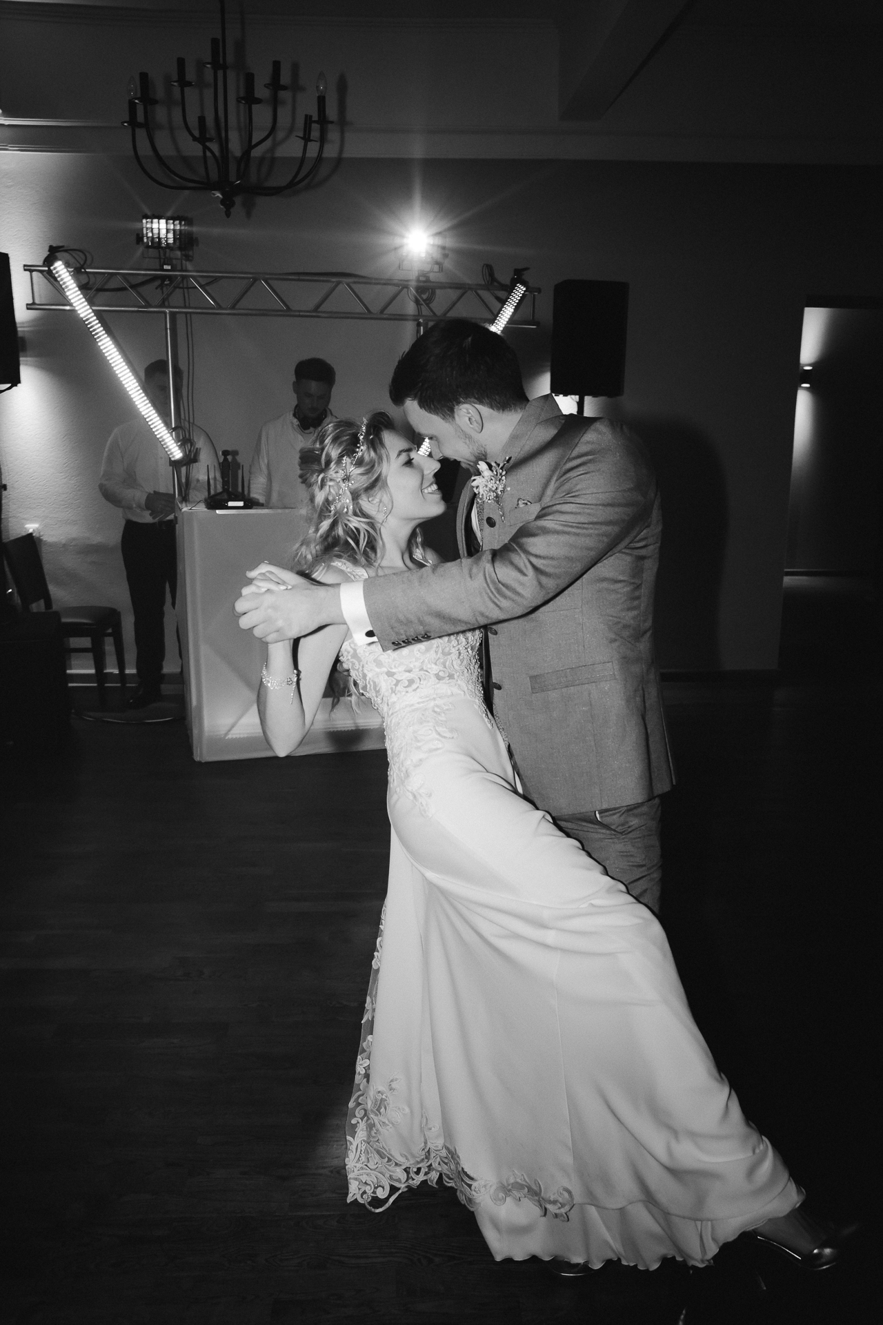 Braut und Bräutigam tanzen ihren ersten Tanz als Ehepaar – romantische Hochzeitsfotografie in Aachen.