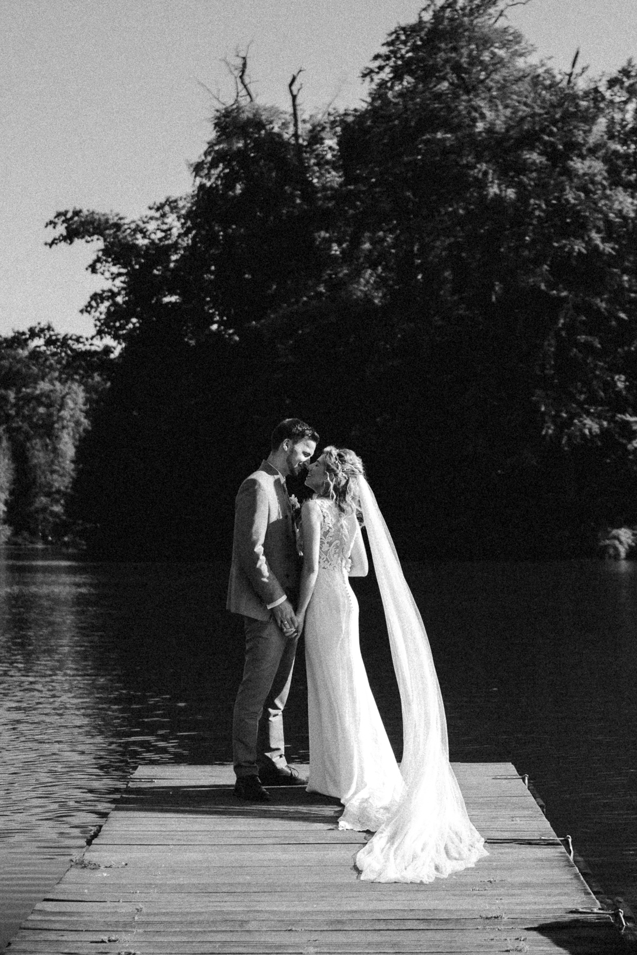 Romantisches Paarshooting bei Sonnenuntergang – Braut und Bräutigam an einem See in Düsseldorf.