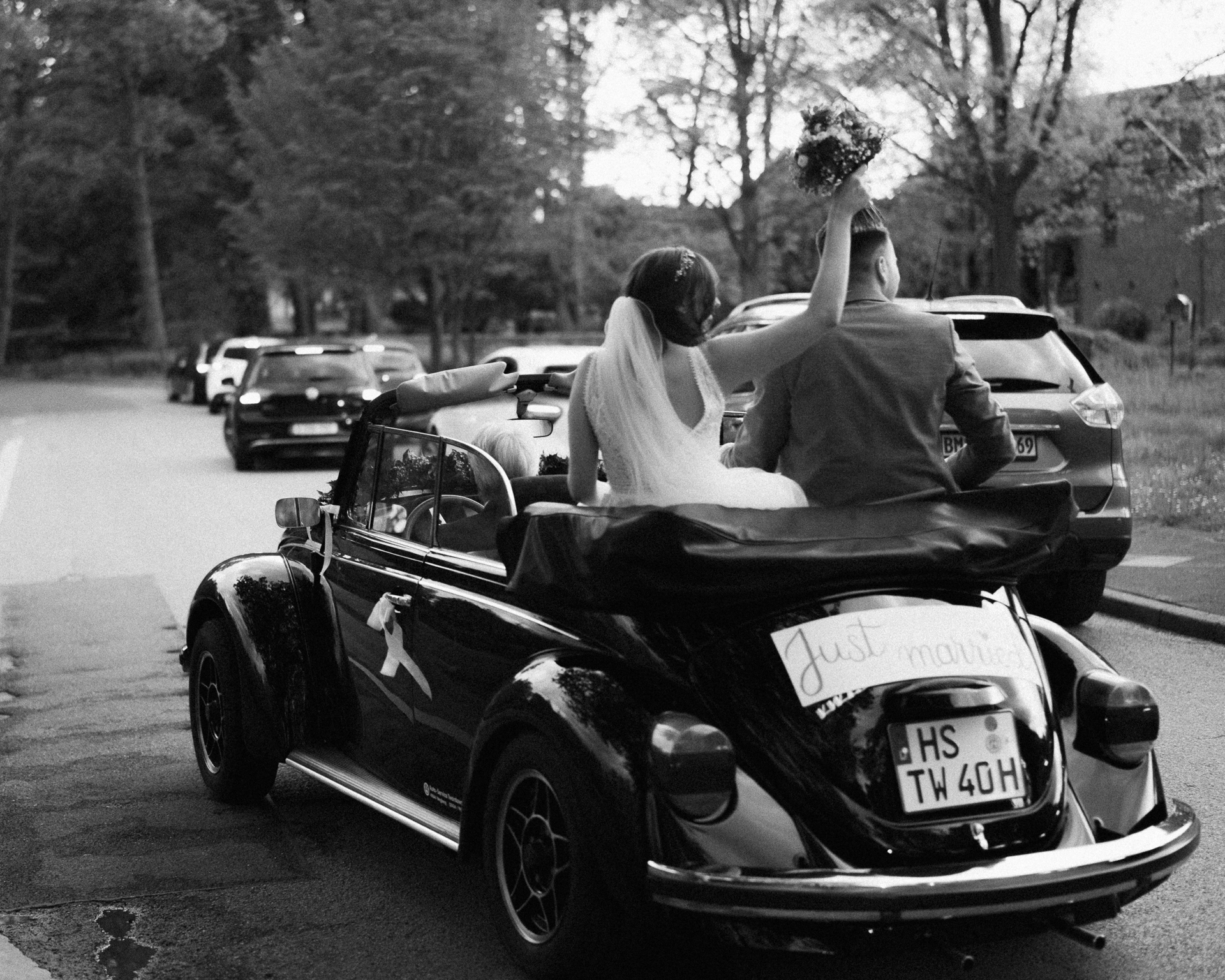 Foto von einem Brautpaar im Cabrio - Hochzeitsfotos Wegberg