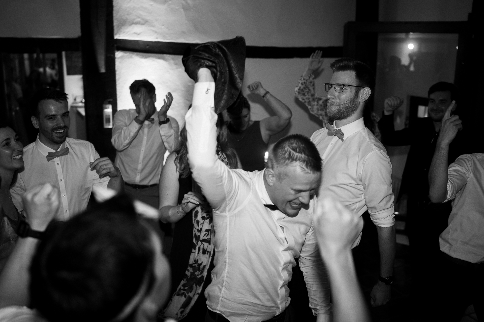 Ausgelassene Partystimmung - der Bräutigam und seine Freunde feiern ausgelassen auf der Party - emotionale, natürliche Hochzeitsfotografie