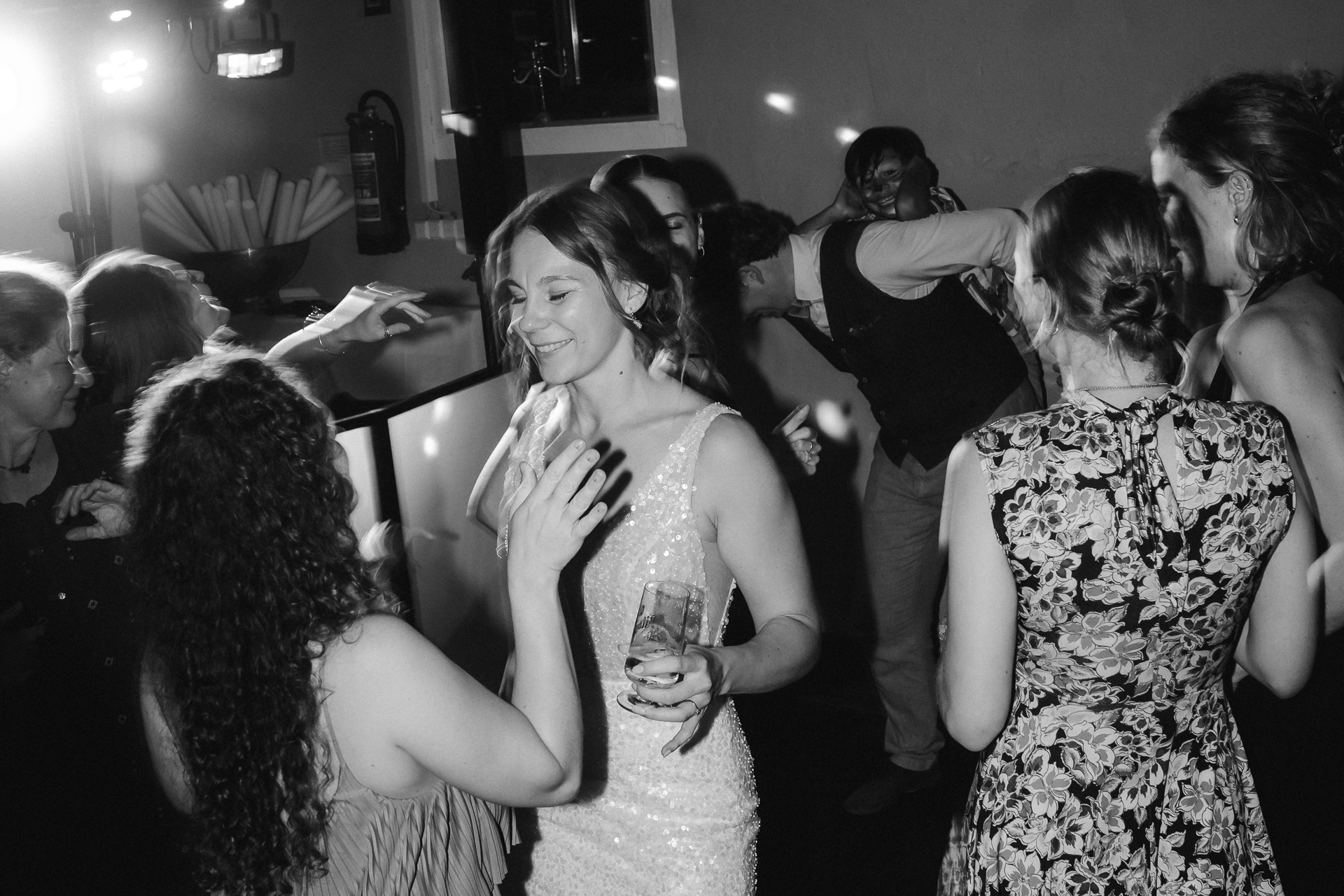 Braut in ihrem Kleid tanzt mit ihren besten Freundinnen - Hochzeitsfotografie Erkelenz