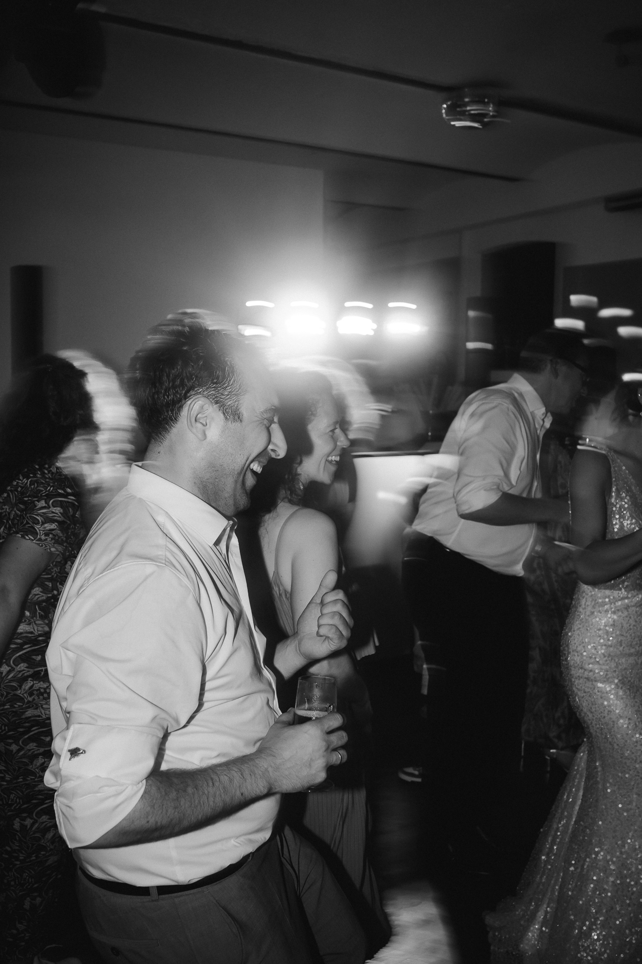 Bräutigam tanzt ausgelassen auf seiner Hochzeit - Hochzeitsfotografie Erkelenz