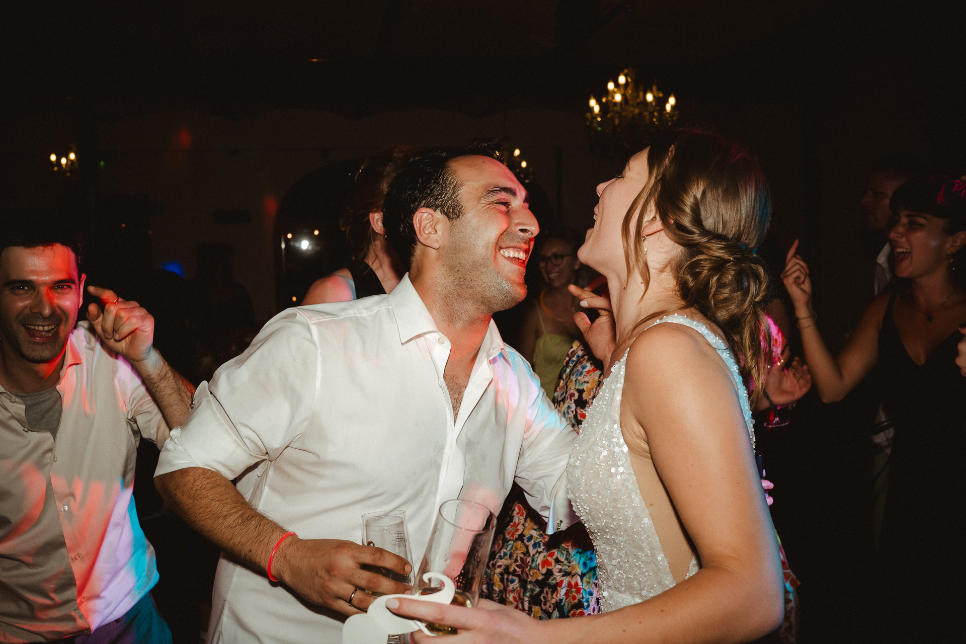 Hochzeitsfotograf Erkelenz - Brautpaar, tanzend auf Ihrer Party im Scheinwerferlicht.